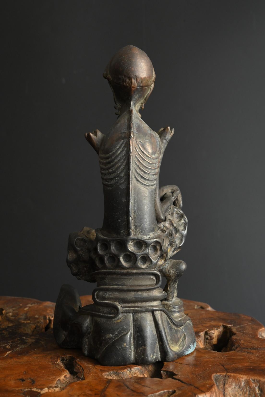 Rame Antica statua giapponese in bronzo di Buddha in pratica ascetica / fine XIX secolo in vendita