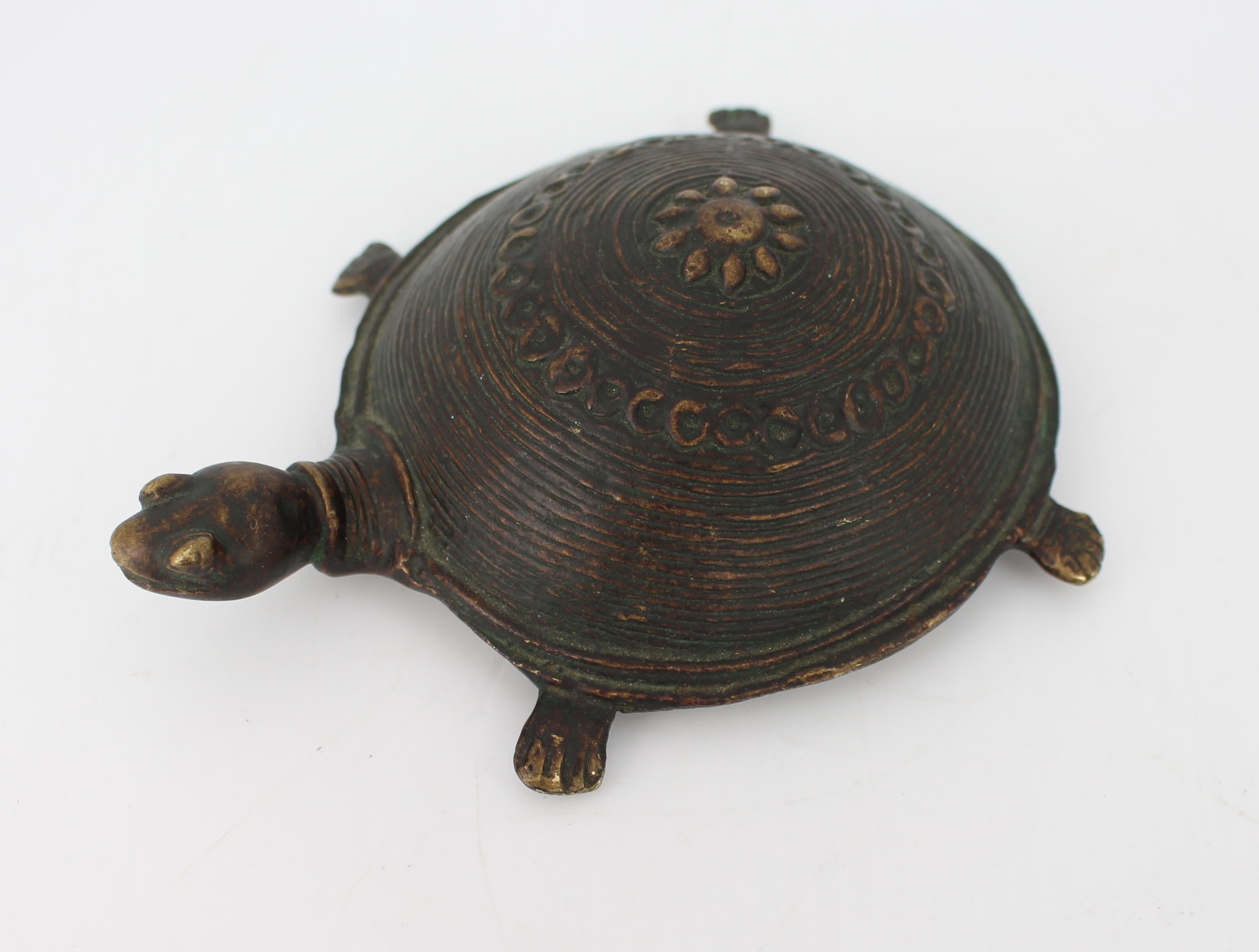 Antigua Tortuga Japonesa de Bronce - Periodo Meiji a principios de Showa (Finales del siglo XIX a principios del XX)


Esta tortuga japonesa de bronce es un ejemplo excepcional de metalistería del periodo Meiji (1868-1912), o posiblemente de