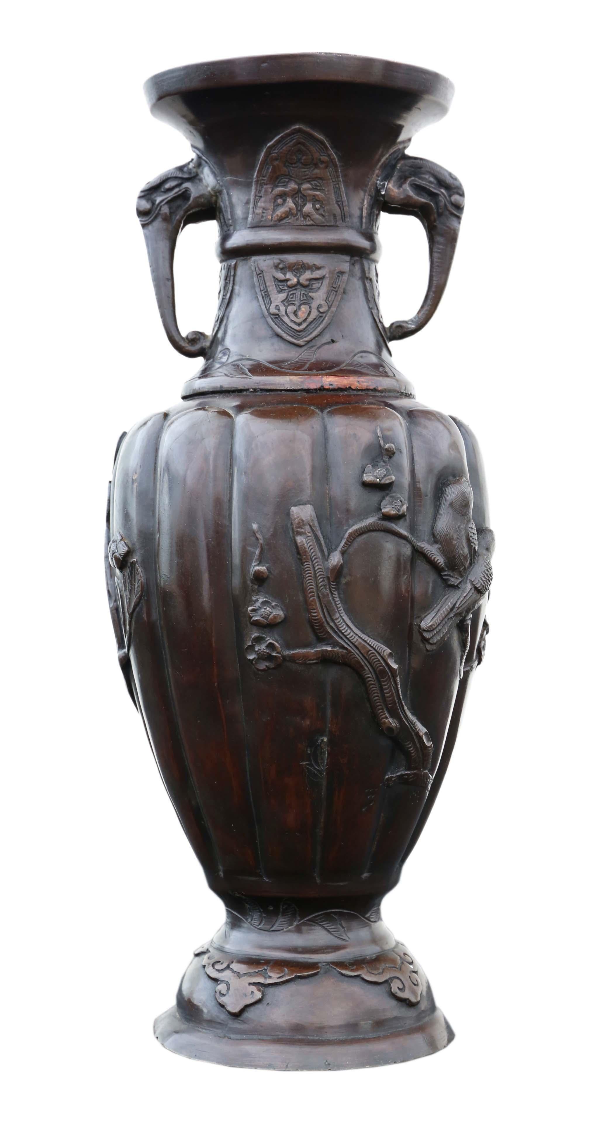 Vase japonais en bronze de la période Meiji à décor d'oiseaux et de feuillages et anses d'éléphants, vers 1900.
Il serait magnifique au bon endroit. La meilleure couleur et la meilleure patine.
Dimensions totales maximales : 34 cm de haut x 14 cm