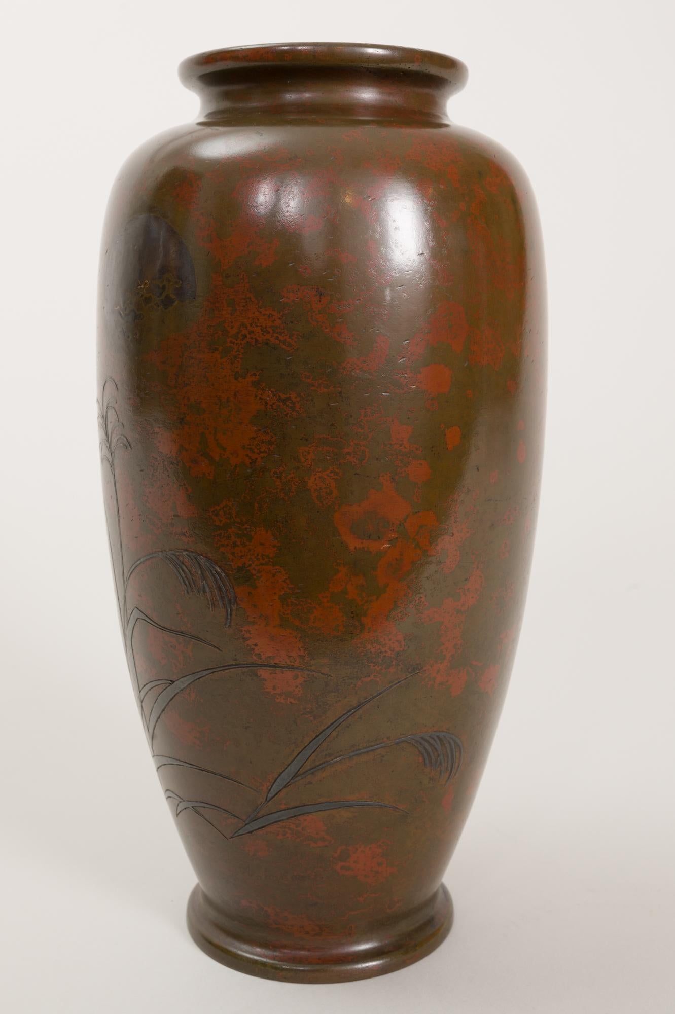 Meiji Vase japonais ancien en bronze avec paysage et patine rouge en vente