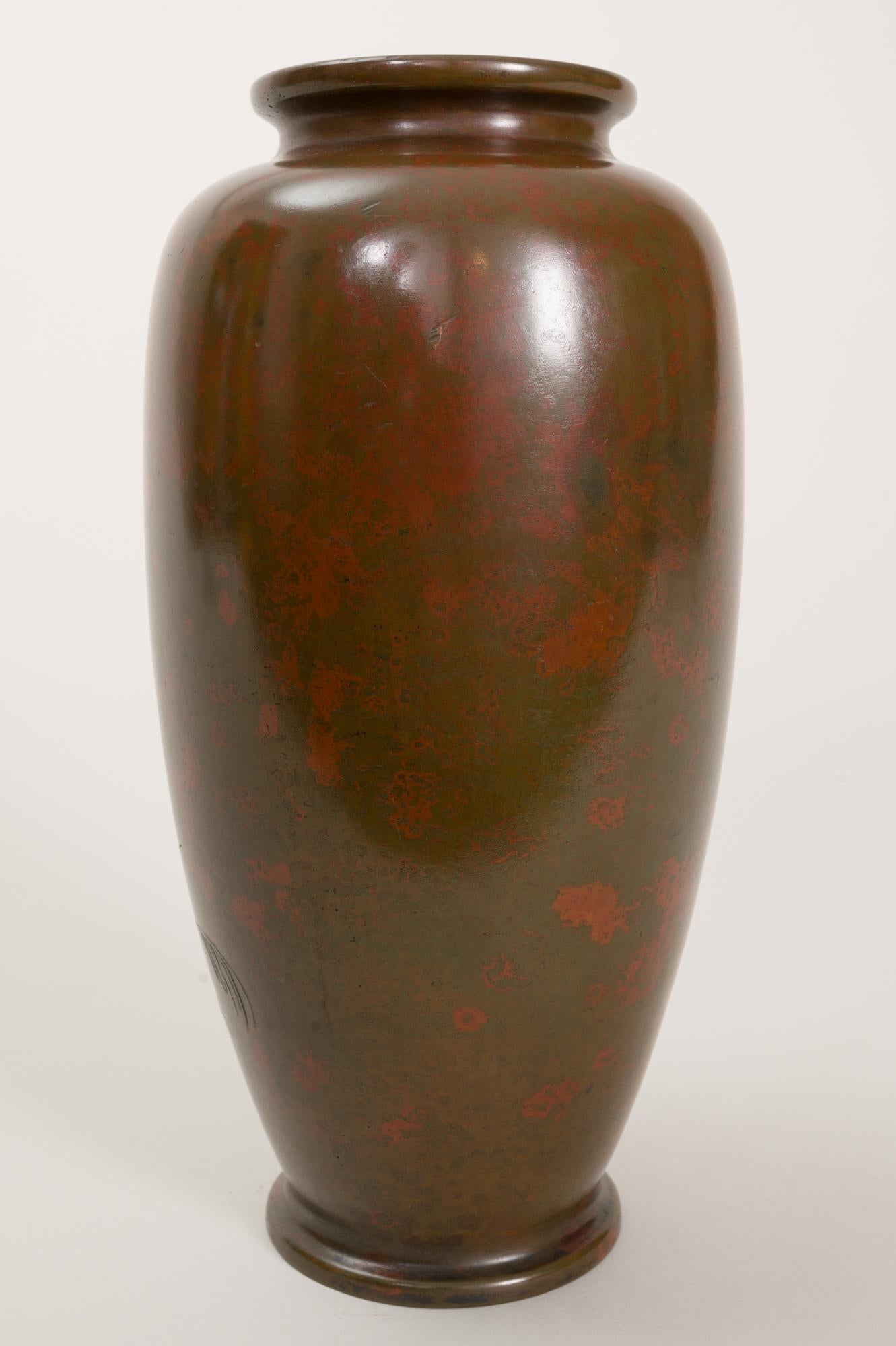 Japonais Vase japonais ancien en bronze avec paysage et patine rouge en vente