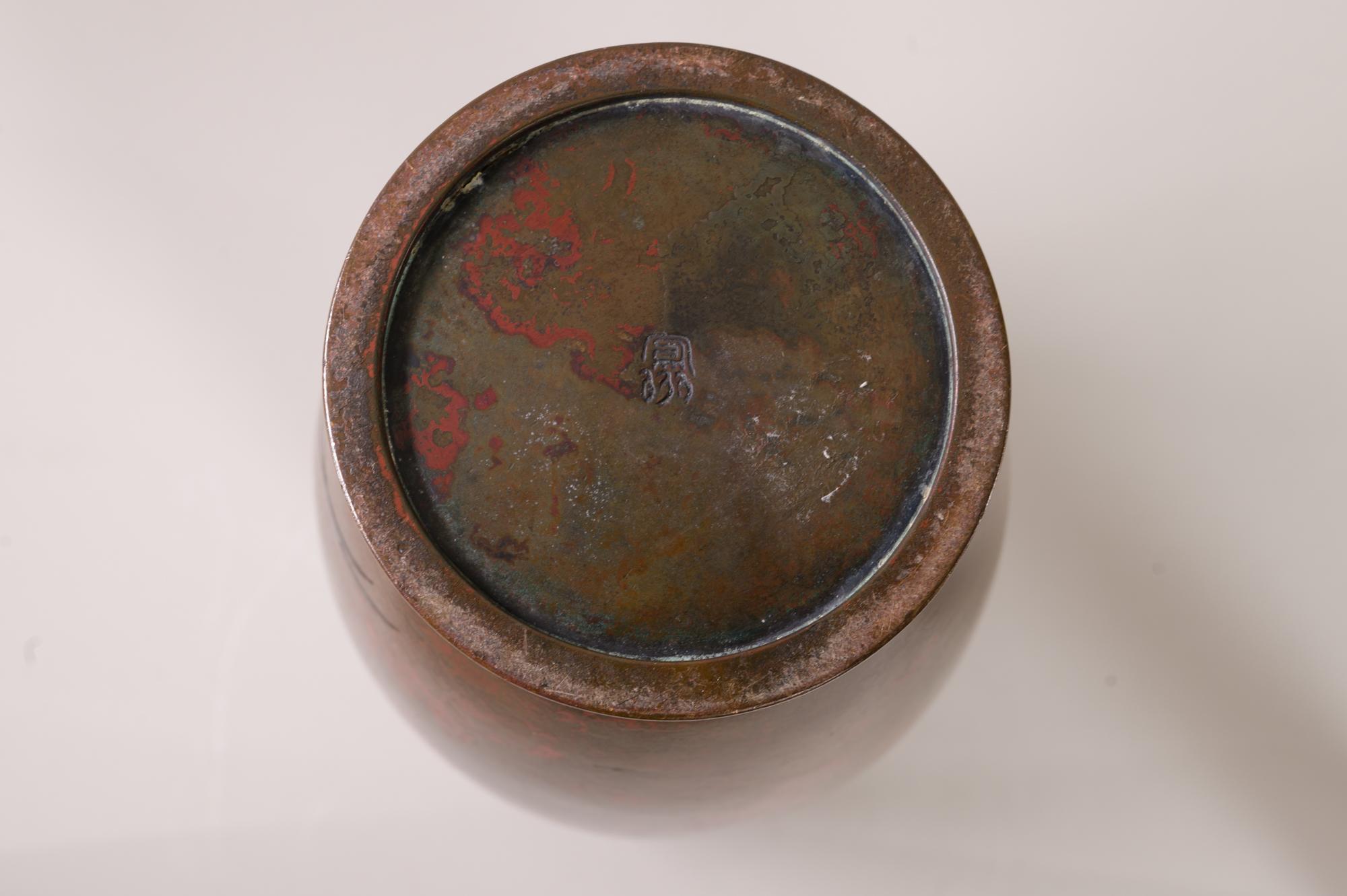 Argent Vase japonais ancien en bronze avec paysage et patine rouge en vente