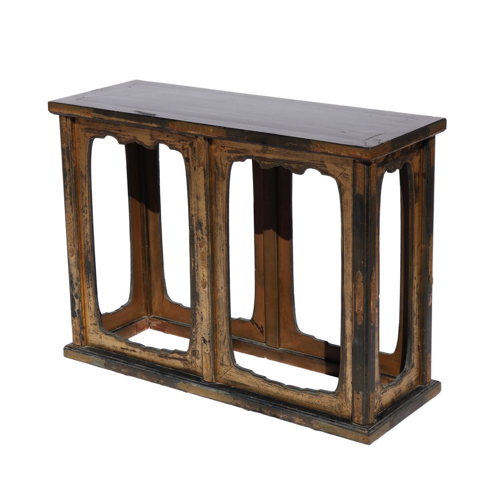 Temple ancien en bois laqué japonais. Table rectangulaire à panneaux ouverts avec plateau laqué noir,  base laquée et dorée avec garnitures latérales en métal doré ciselé, côtés ouverts avec panneaux intérieurs flottants avec dessus à bord festonné,