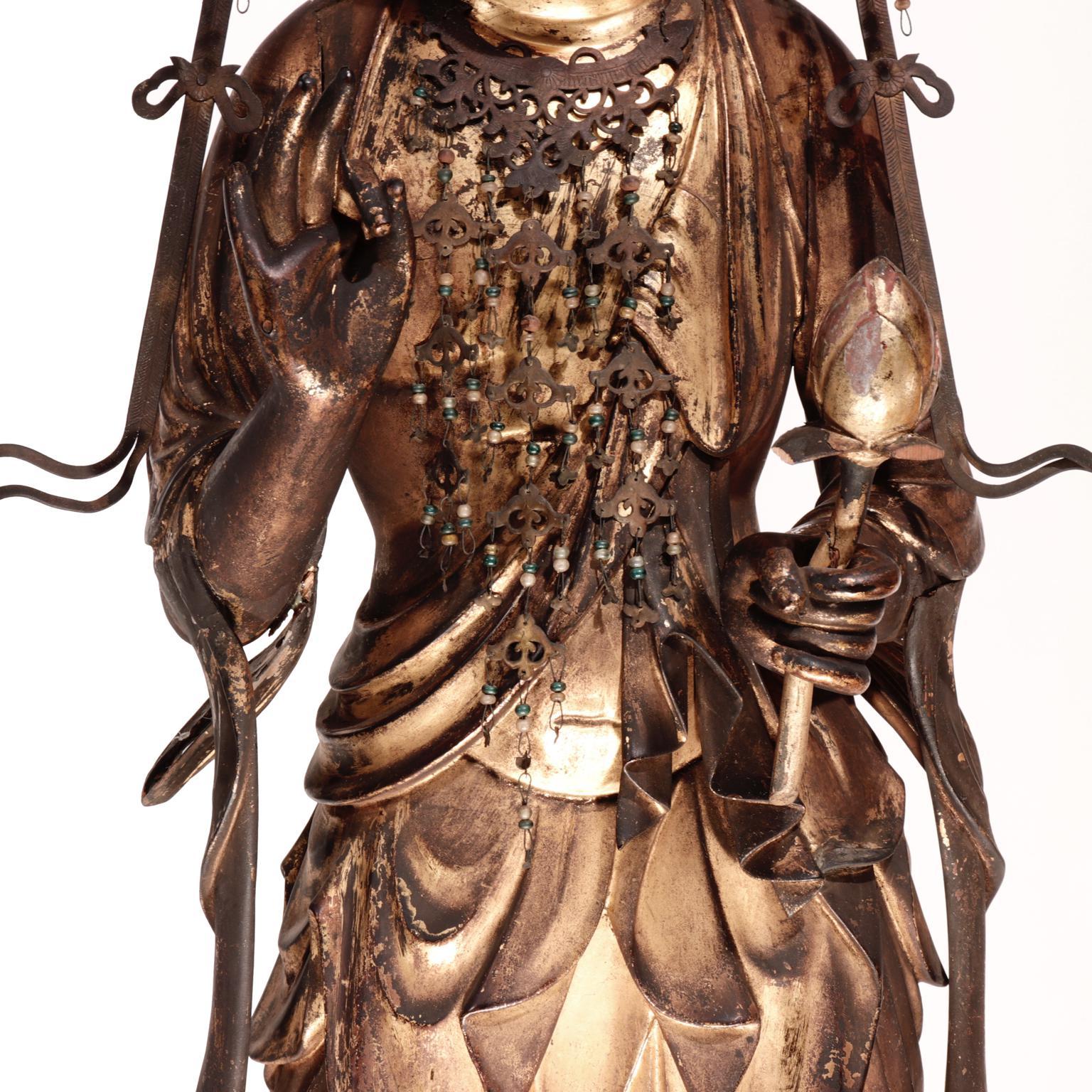 Antike japanische buddhistische japanische Skulptur von Kannon-Bosatsu (Handgeschnitzt) im Angebot