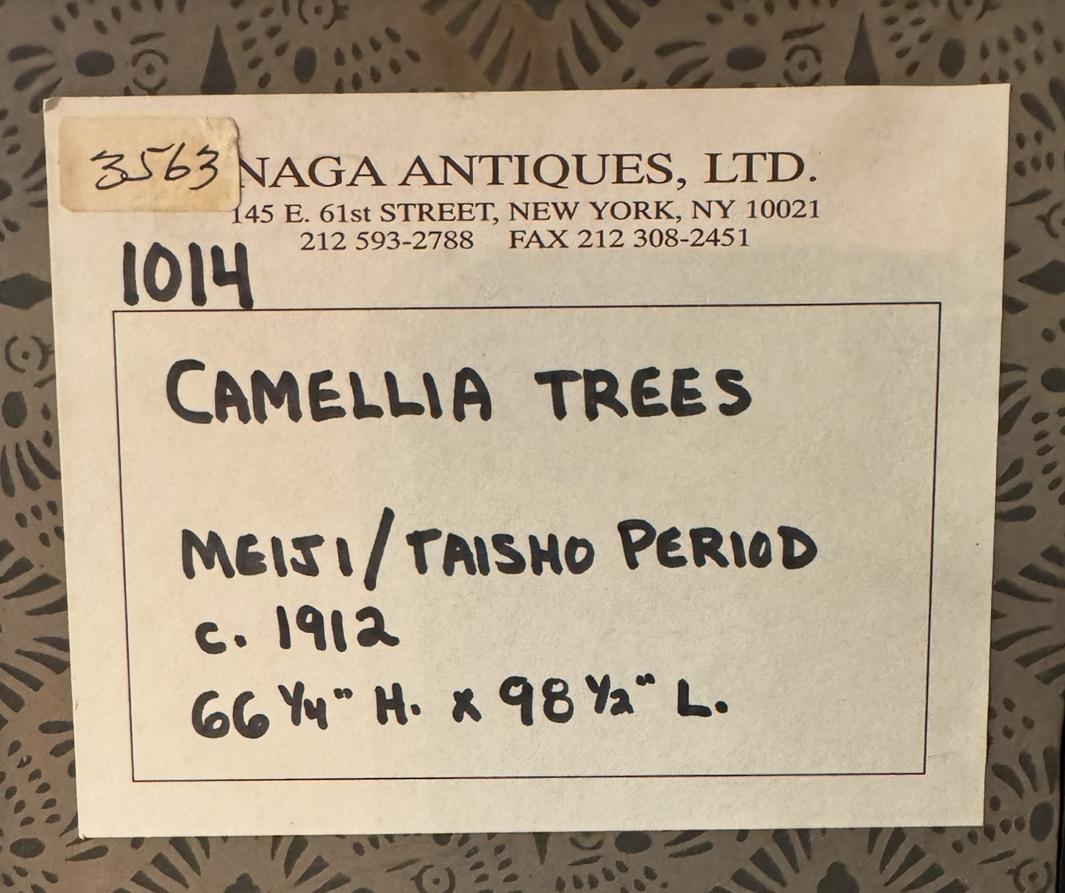 Paravent japonais ancien à quatre panneaux représentant un camélia datant de la période Taisho (1912-1926), exécuté avec un délicat coup de pinceau et des couleurs vives, caractéristiques du style artistique prévalant à cette époque. 

Période Meiji