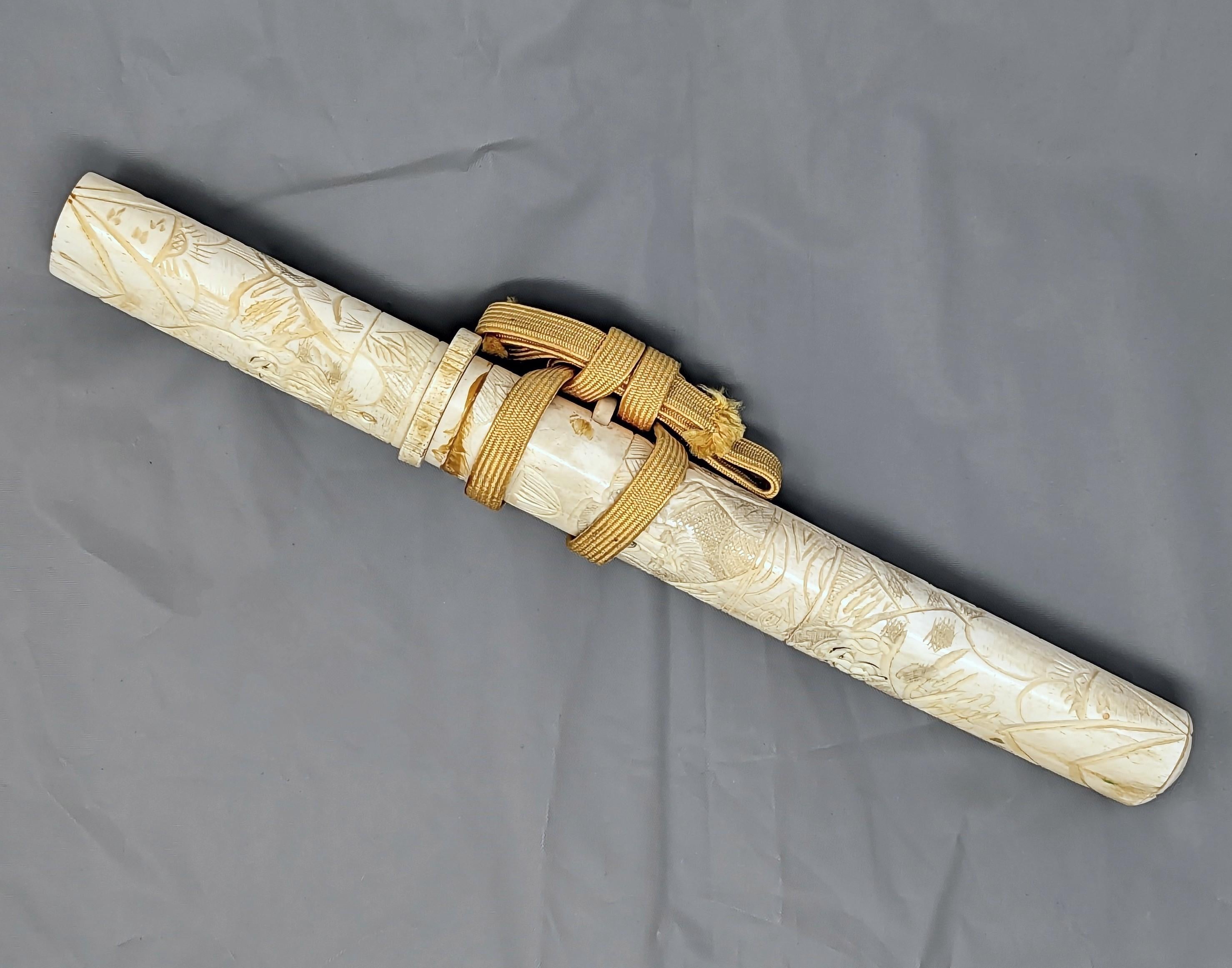 Antiker japanischer geschnitzter Brieföffner aus Knochen in Form Tanto Dagger & Scabbard (Sonstiges) im Angebot