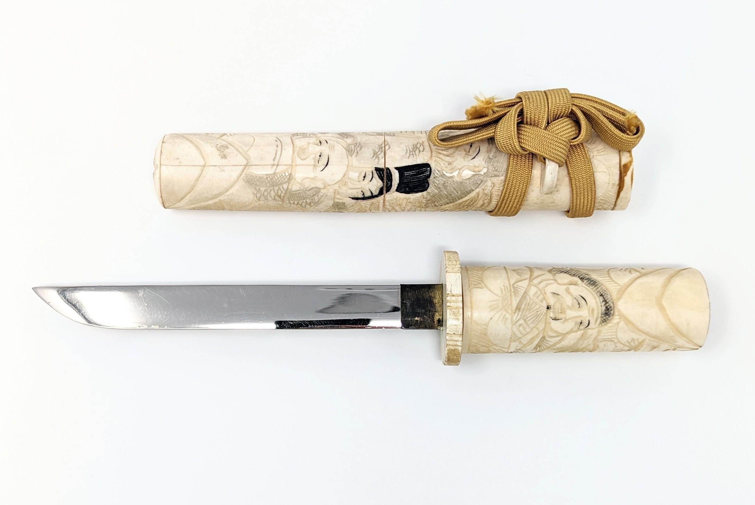 Antiker japanischer geschnitzter Brieföffner aus Knochen in Form Tanto Dagger & Scabbard (Japanisch) im Angebot