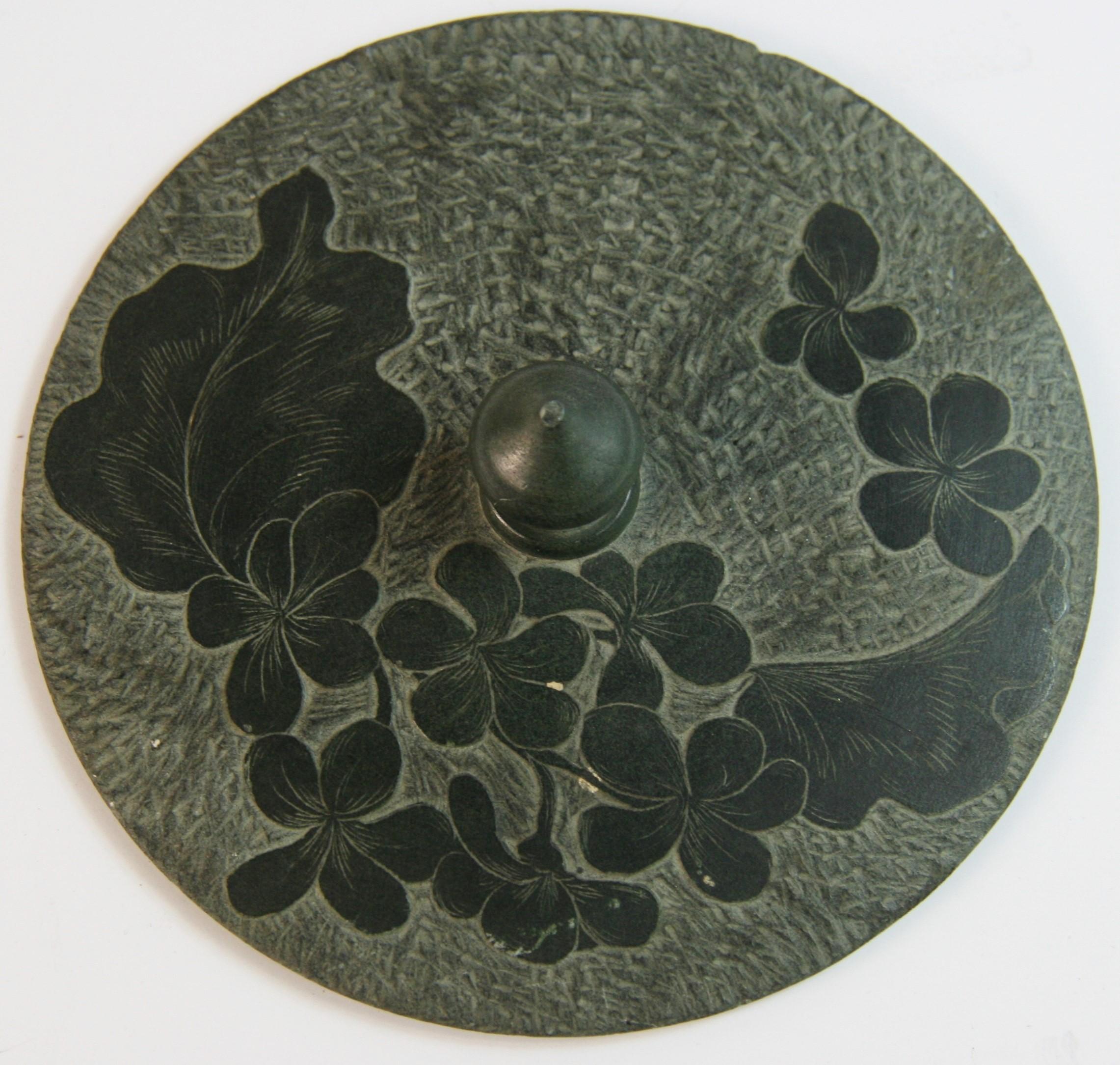 Anciennes sculptures japonaises  Vase couvert de pierres vertes embossées, fin du 19e siècle en vente 4