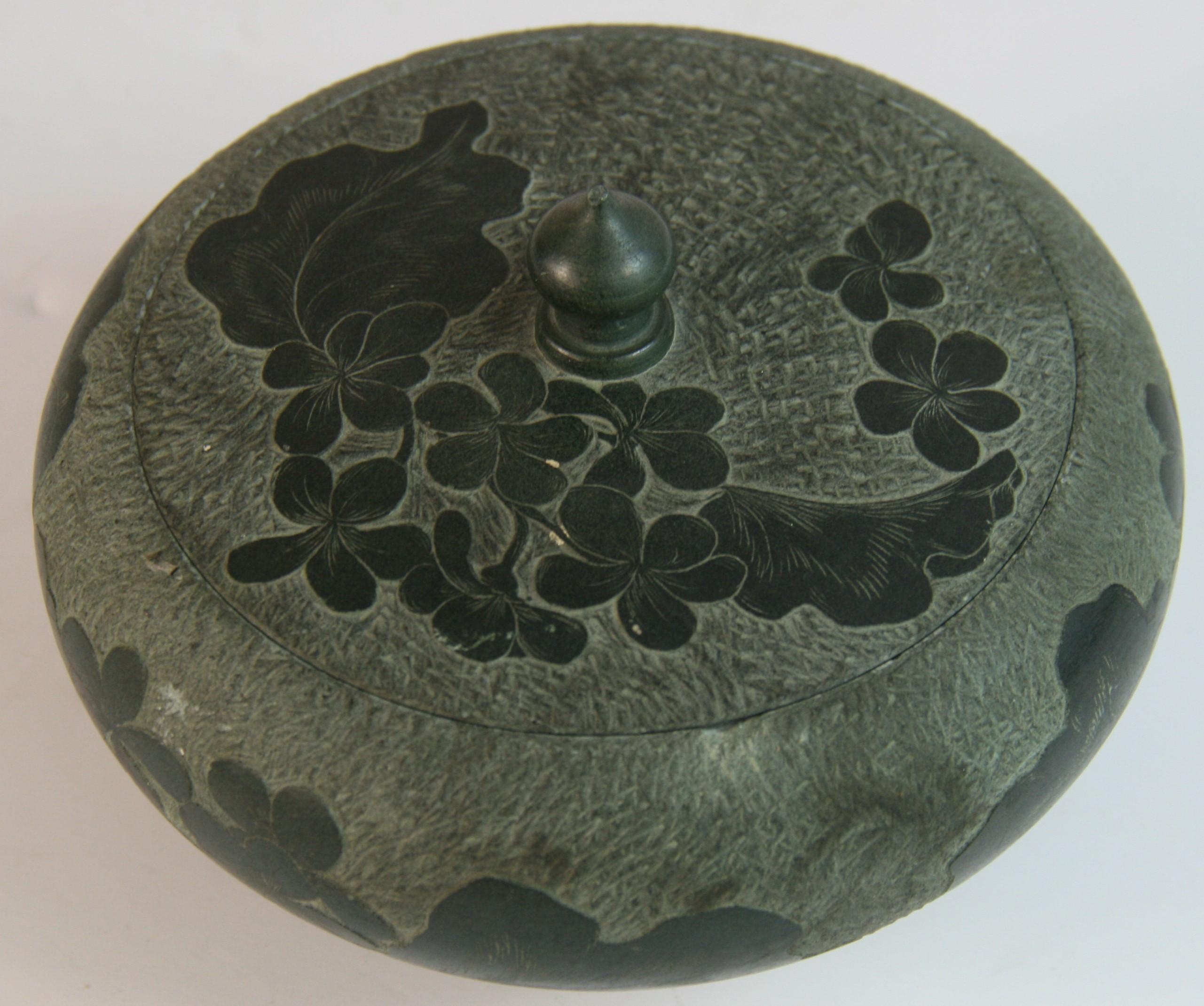 1697 Ancien récipient en pierre verte sculptée japonaise avec couvercle ajusté avec précision