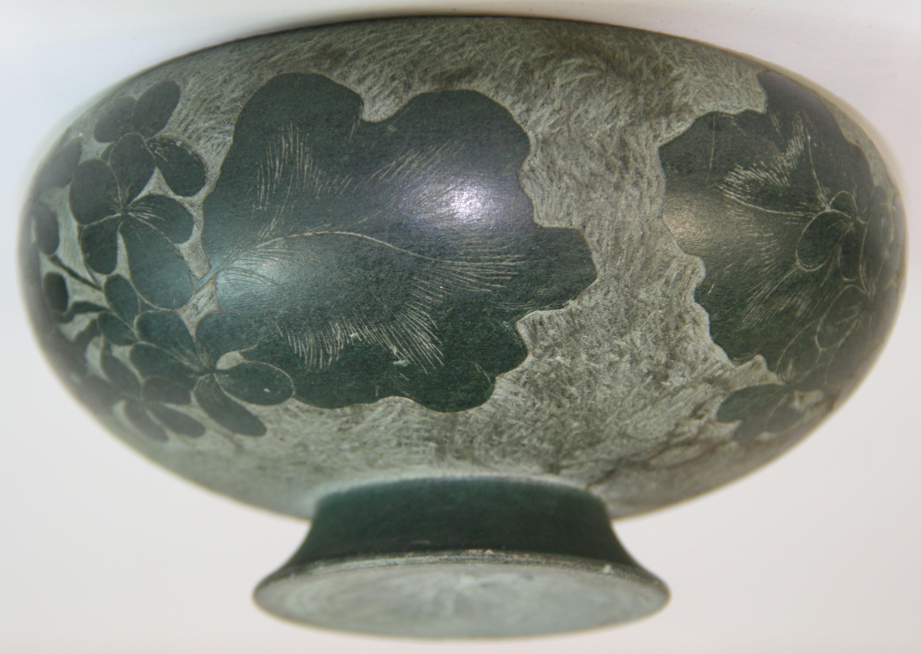 Sculpté à la main Anciennes sculptures japonaises  Vase couvert de pierres vertes embossées, fin du 19e siècle en vente