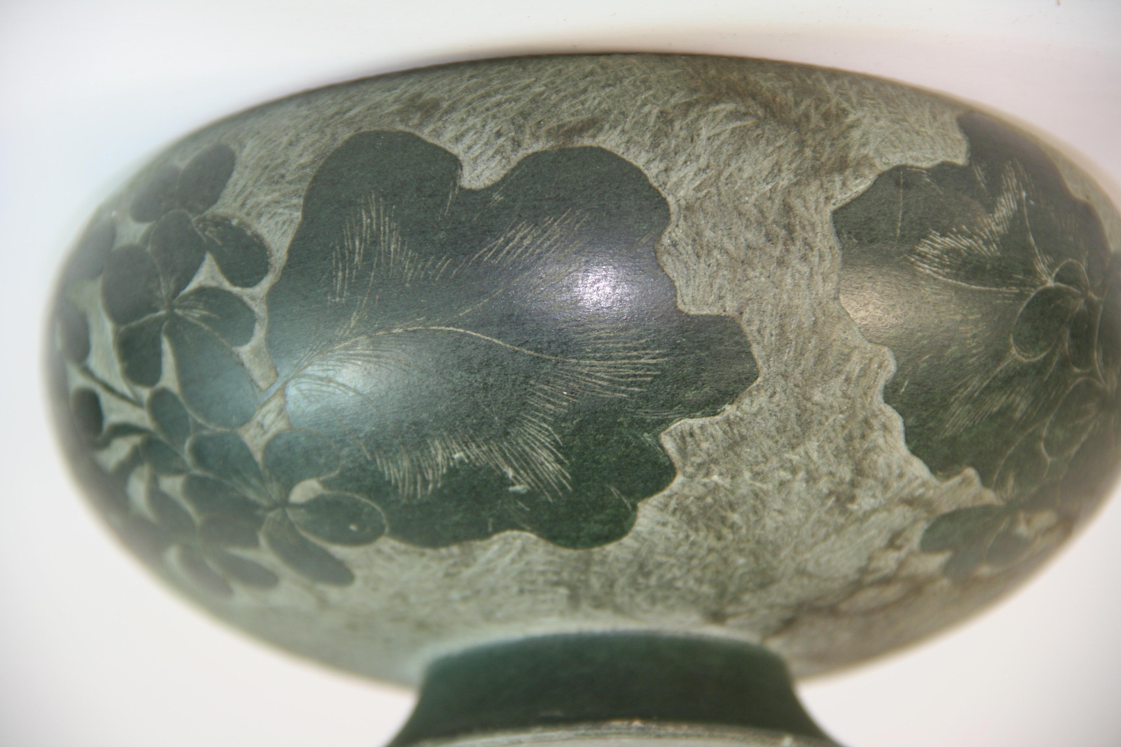 Anciennes sculptures japonaises  Vase couvert de pierres vertes embossées, fin du 19e siècle Bon état - En vente à Douglas Manor, NY