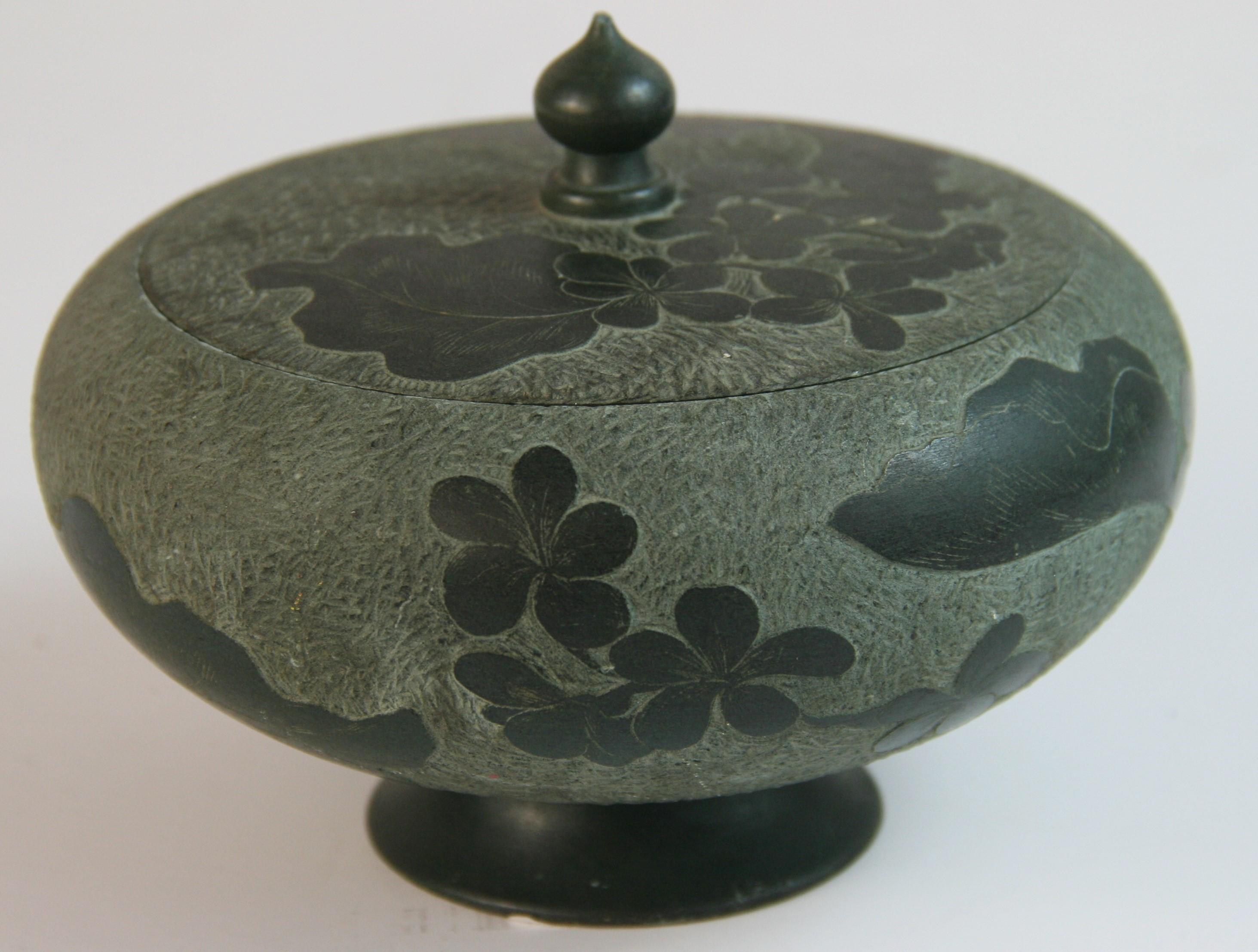 Fin du XIXe siècle Anciennes sculptures japonaises  Vase couvert de pierres vertes embossées, fin du 19e siècle en vente