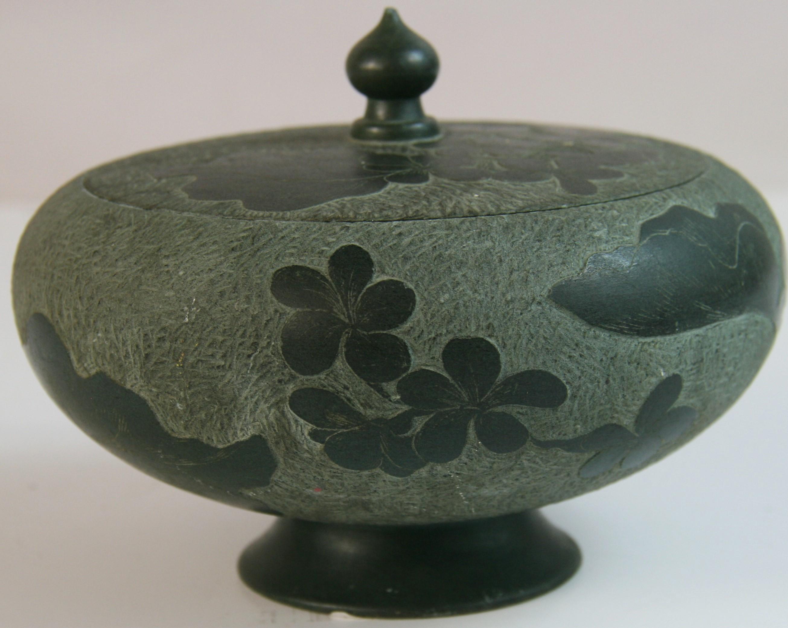 Pierre Anciennes sculptures japonaises  Vase couvert de pierres vertes embossées, fin du 19e siècle en vente