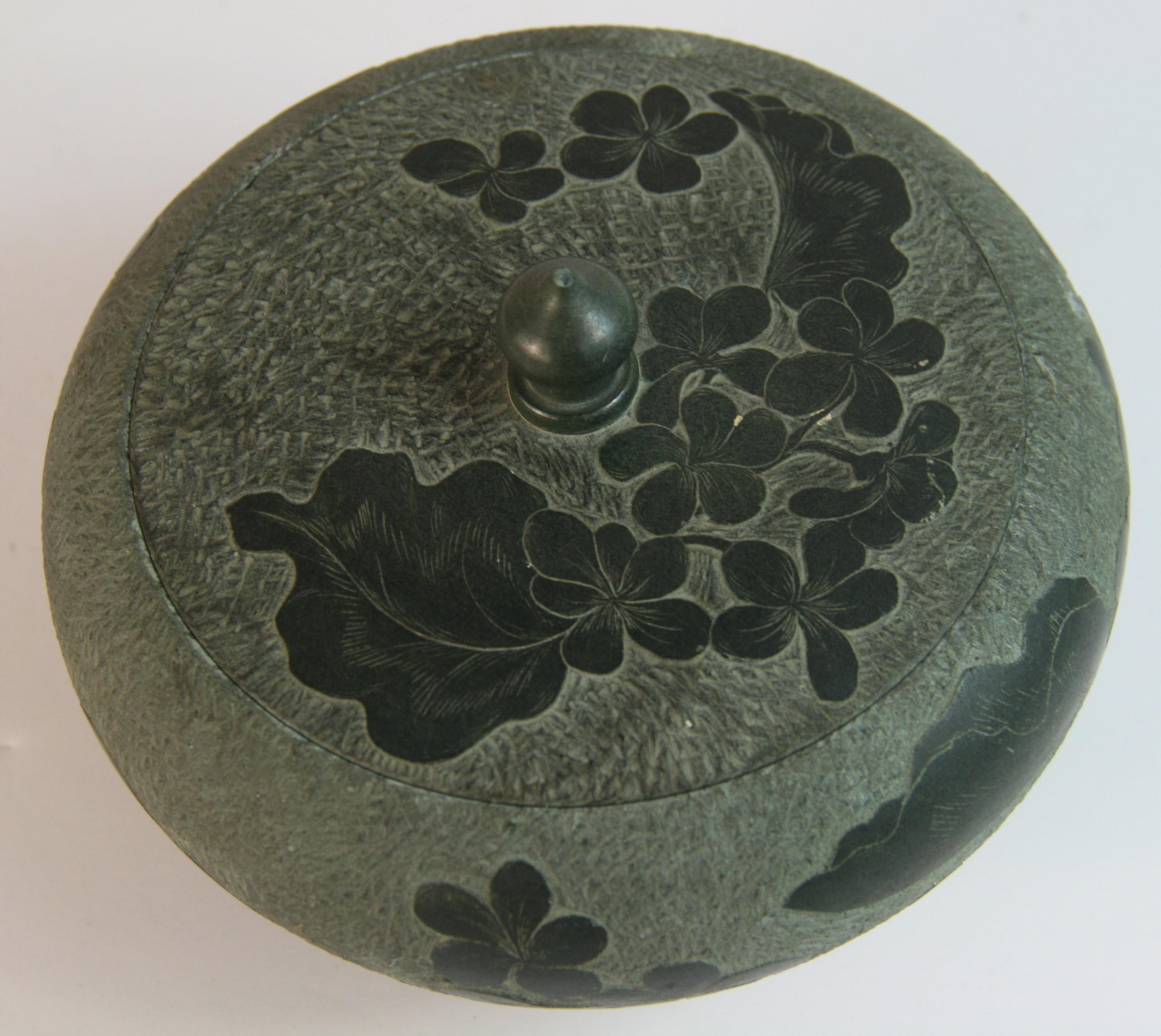 Anciennes sculptures japonaises  Vase couvert de pierres vertes embossées, fin du 19e siècle en vente 1