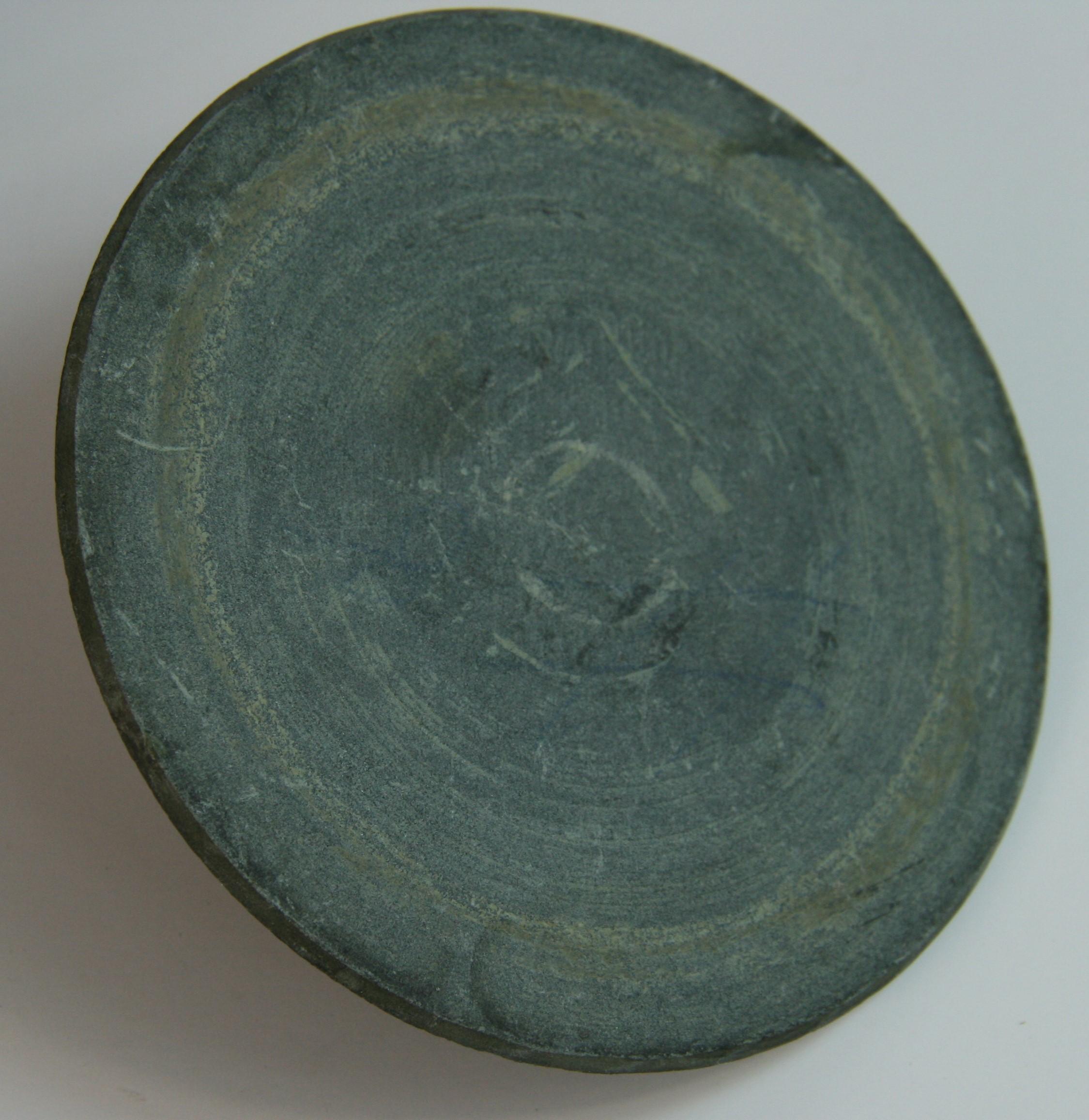 Anciennes sculptures japonaises  Vase couvert de pierres vertes embossées, fin du 19e siècle en vente 3