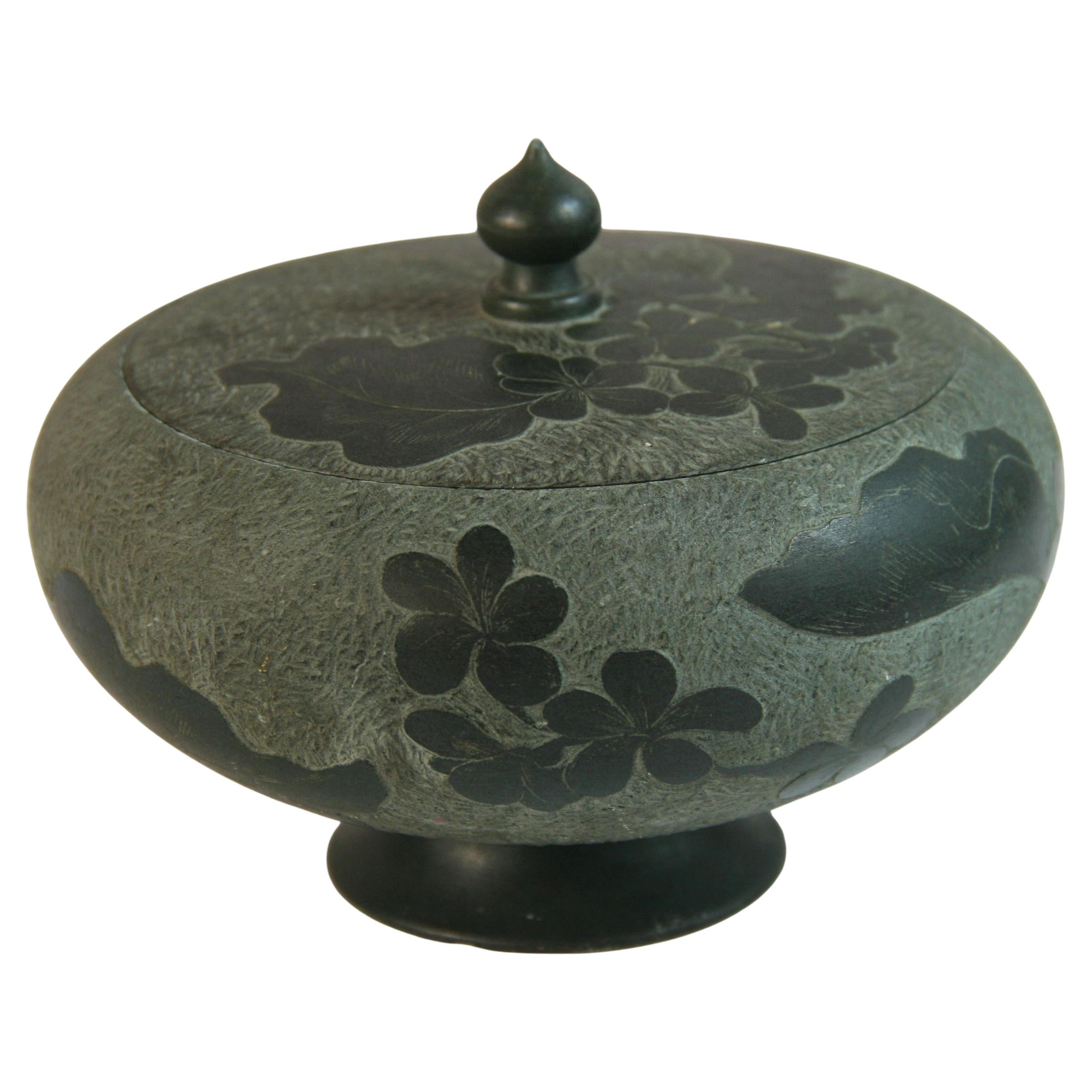 Anciennes sculptures japonaises  Vase couvert de pierres vertes embossées, fin du 19e siècle en vente