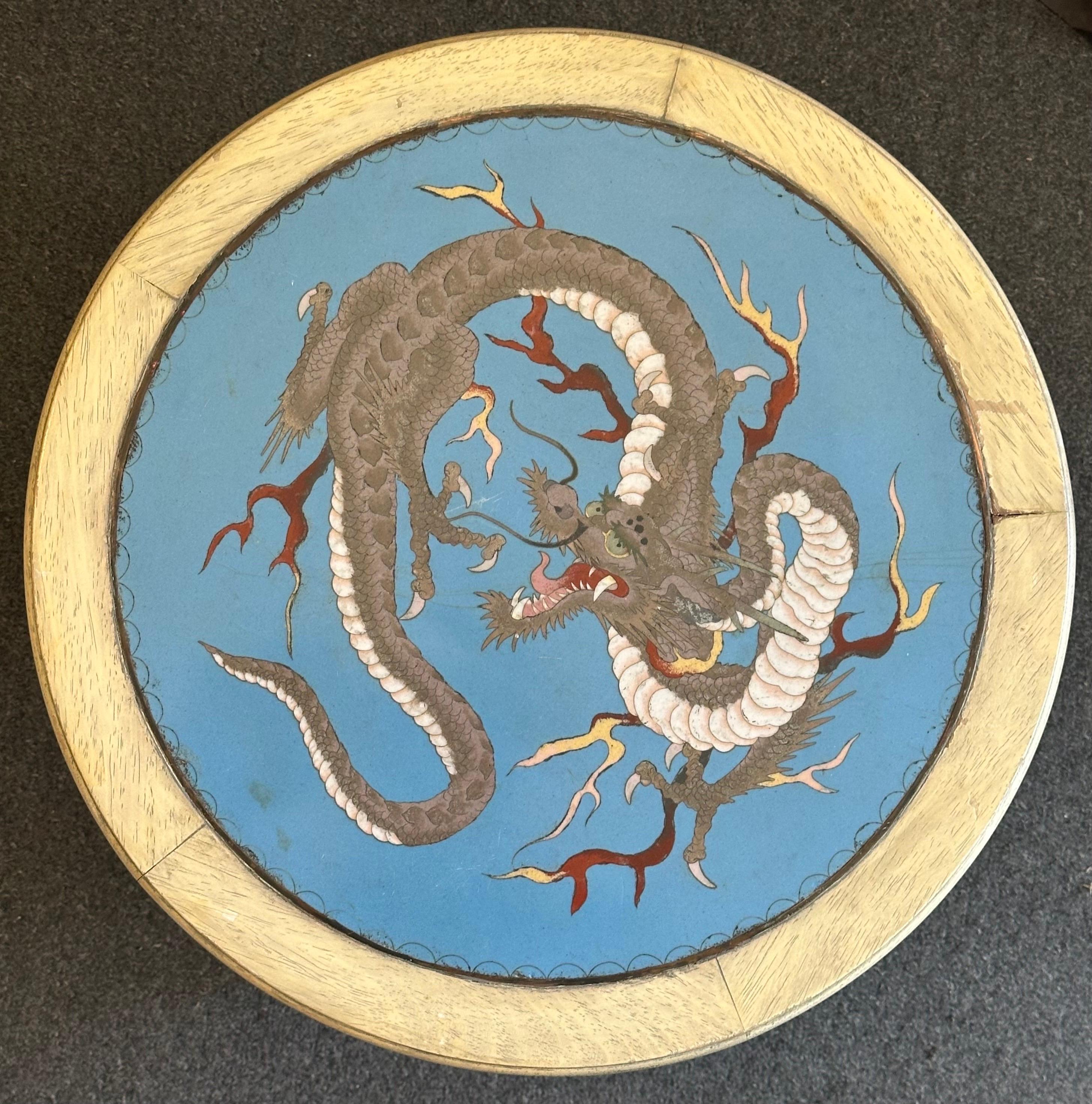 Ancienne table basse japonaise en bois dur sculpté avec plateau en forme de dragon cloisonné en vente 2
