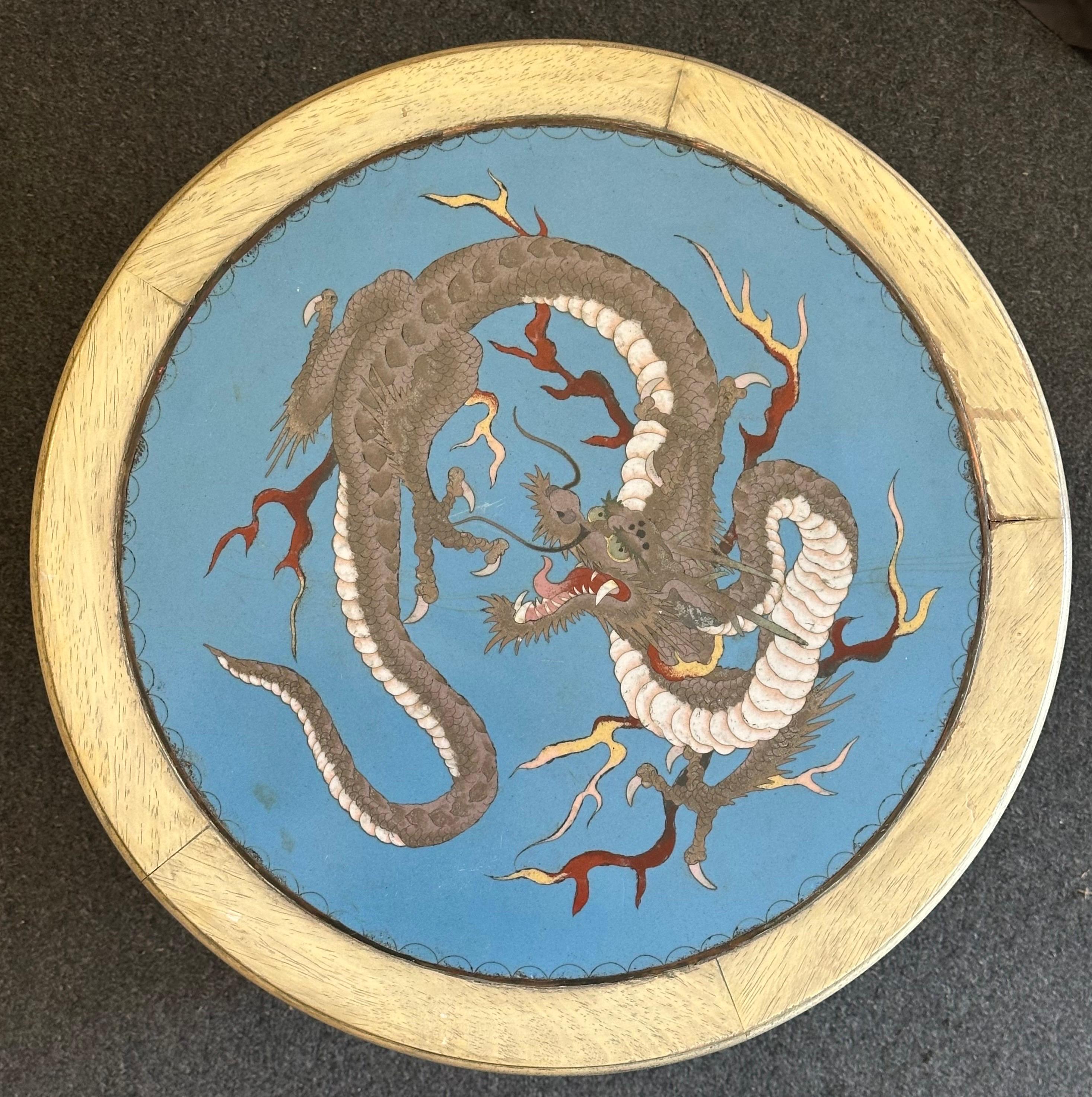 Ancienne table basse japonaise en bois dur sculpté avec plateau en forme de dragon cloisonné en vente 3