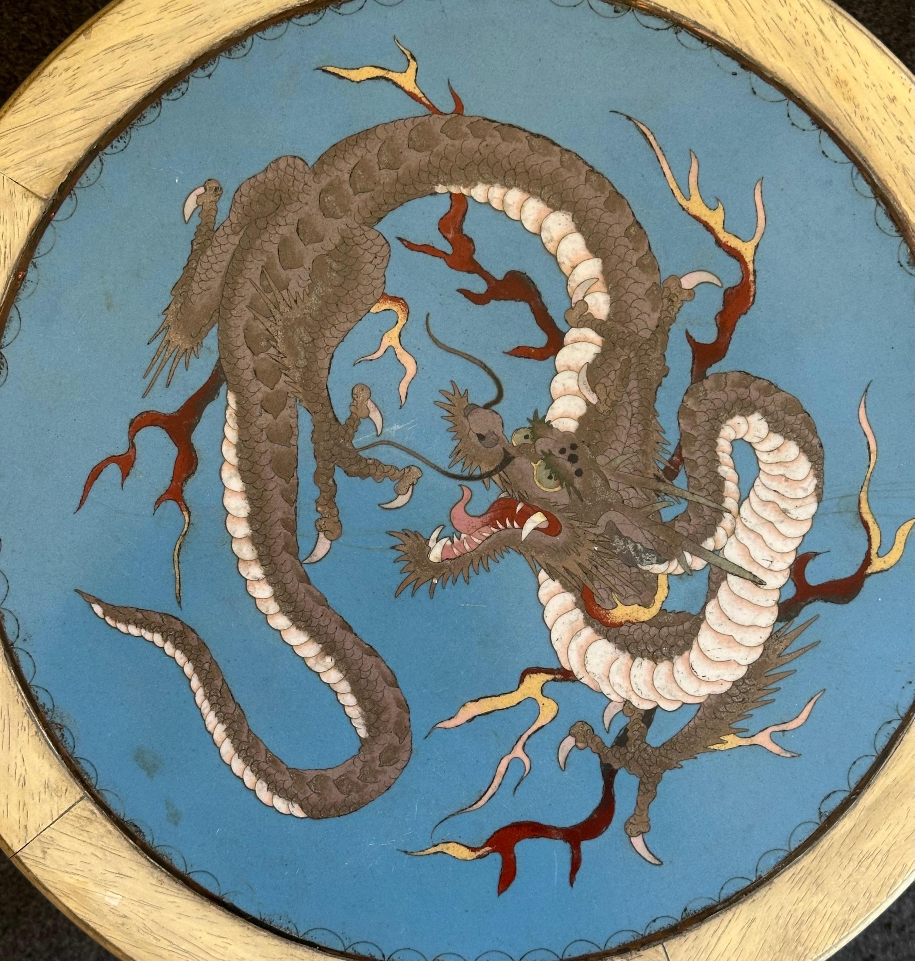 Ancienne table basse japonaise en bois dur sculpté avec plateau en forme de dragon cloisonné en vente 5