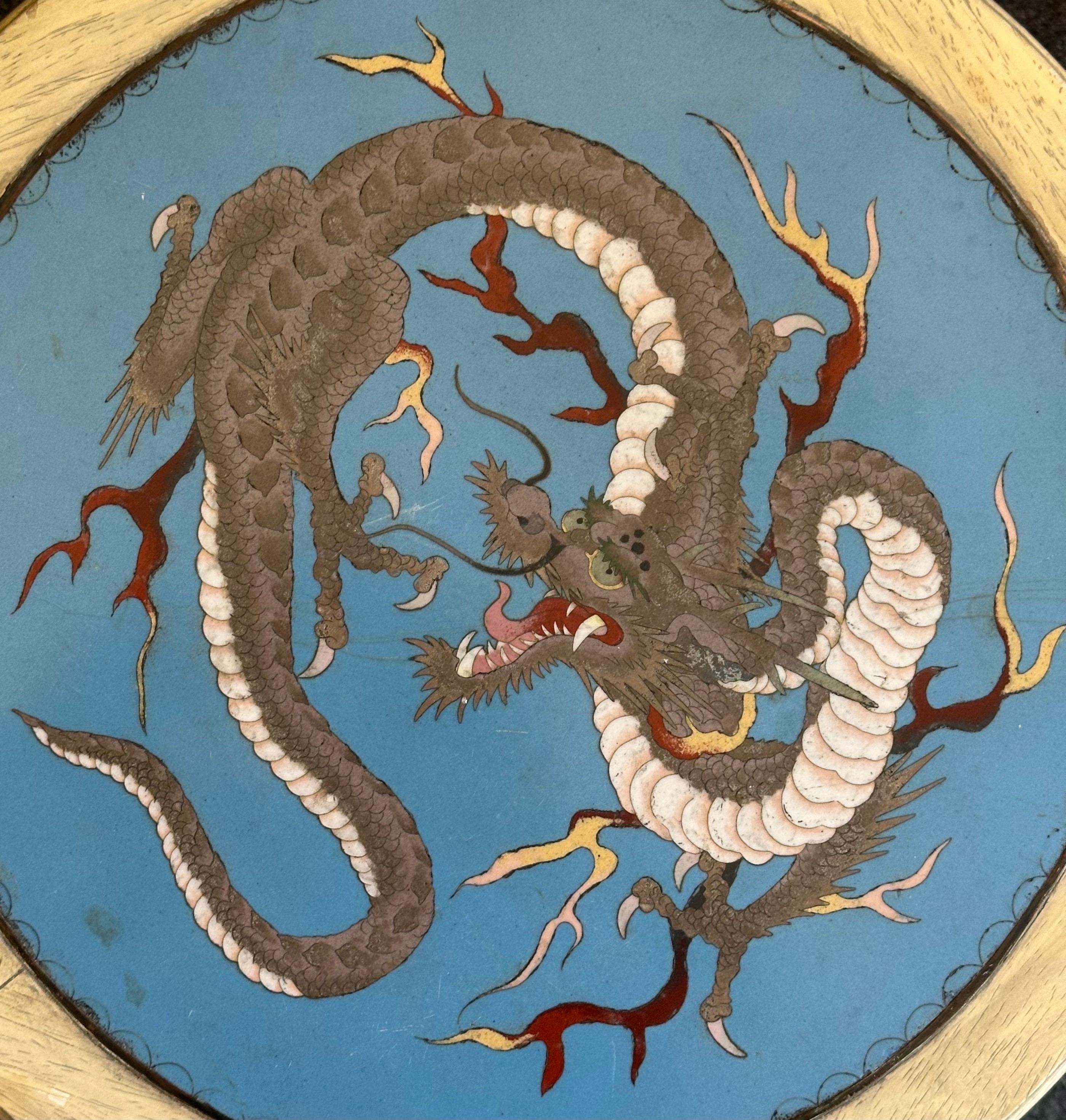 Ancienne table basse japonaise en bois dur sculpté avec plateau en forme de dragon cloisonné en vente 6