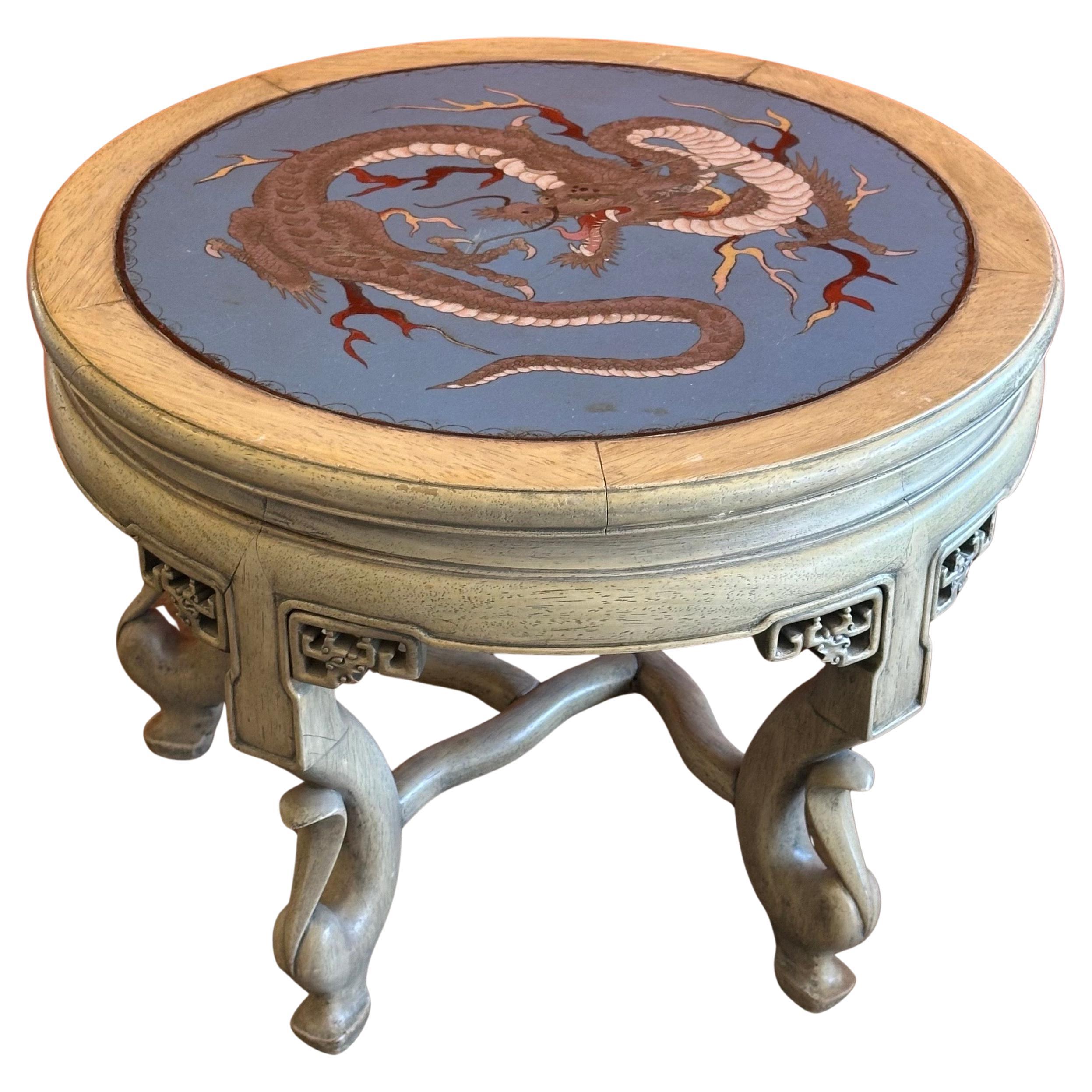 Superbe table basse japonaise ancienne en bois dur sculpté, avec plateau en forme de dragon cloisonné, vers le début des années 1900. La table est en très bon état avec une fabuleuse patine et mesure 16.75 
