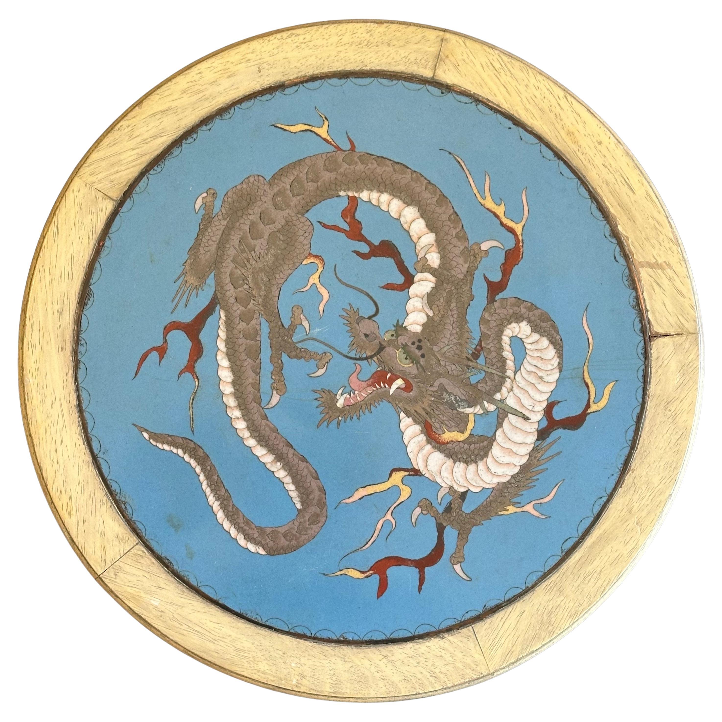 Chinois Ancienne table basse japonaise en bois dur sculpté avec plateau en forme de dragon cloisonné en vente