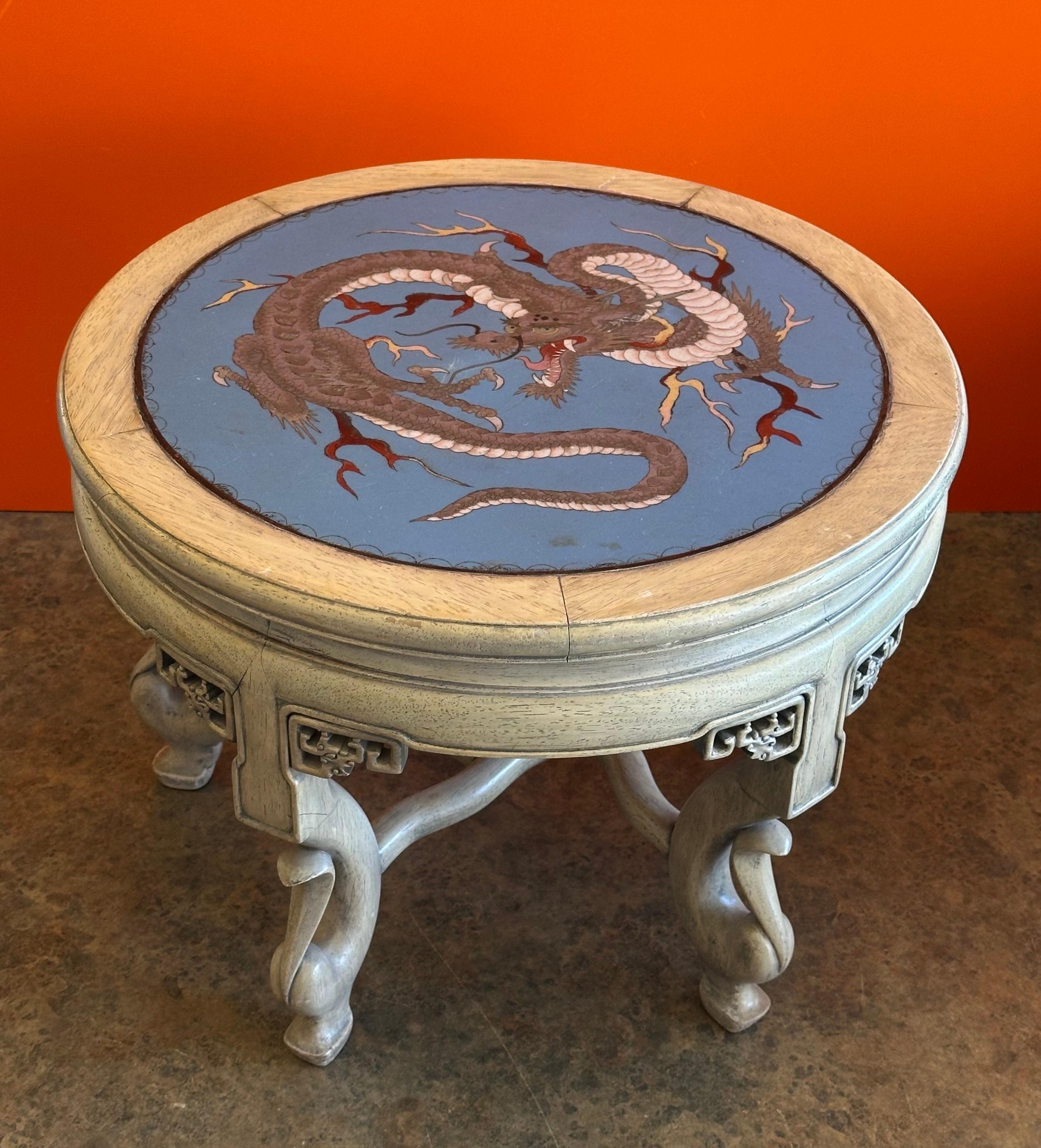 Cloisonné Ancienne table basse japonaise en bois dur sculpté avec plateau en forme de dragon cloisonné en vente