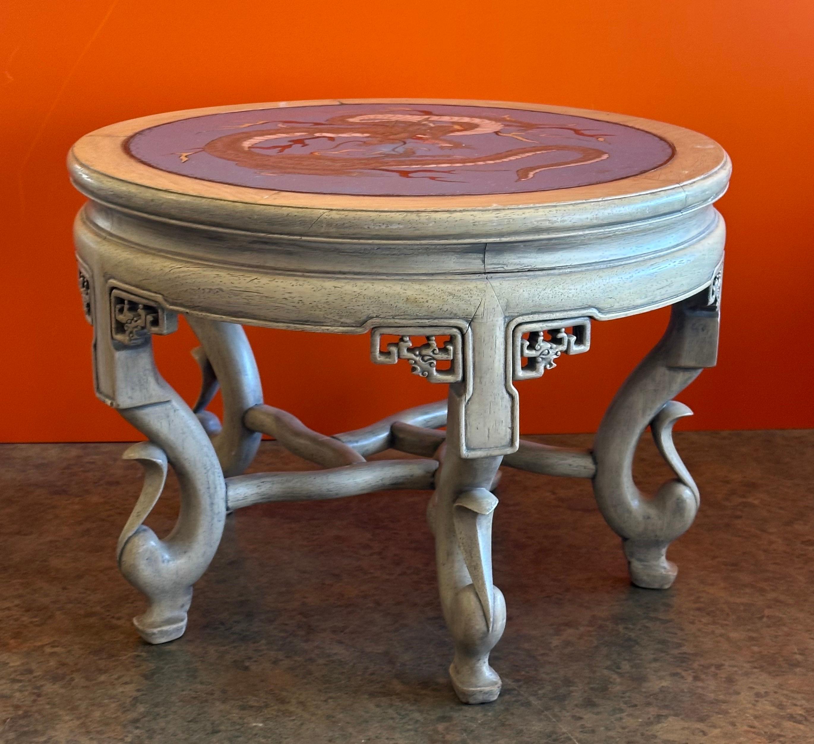 Ancienne table basse japonaise en bois dur sculpté avec plateau en forme de dragon cloisonné Bon état - En vente à San Diego, CA