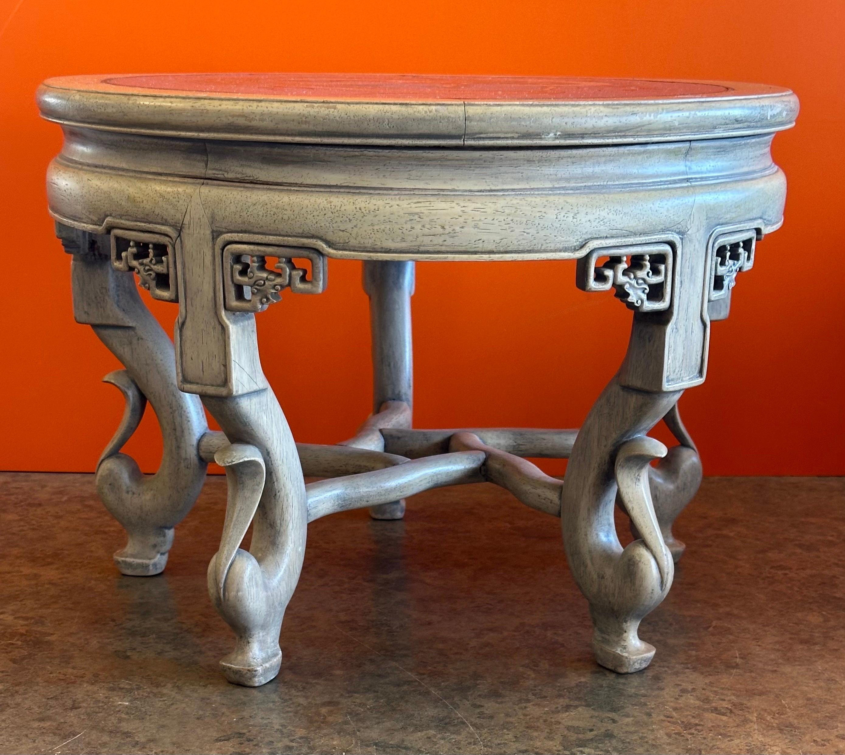 20ième siècle Ancienne table basse japonaise en bois dur sculpté avec plateau en forme de dragon cloisonné en vente