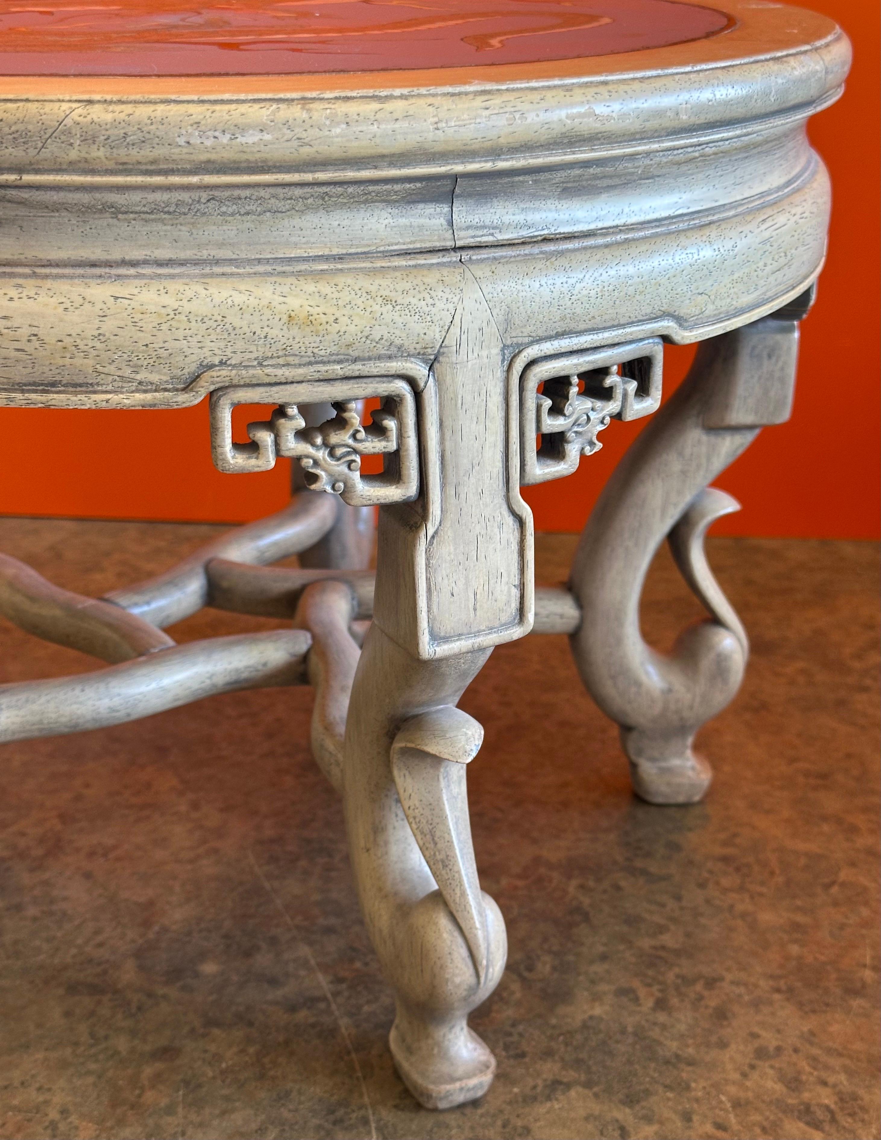 Bois de feuillus Ancienne table basse japonaise en bois dur sculpté avec plateau en forme de dragon cloisonné en vente