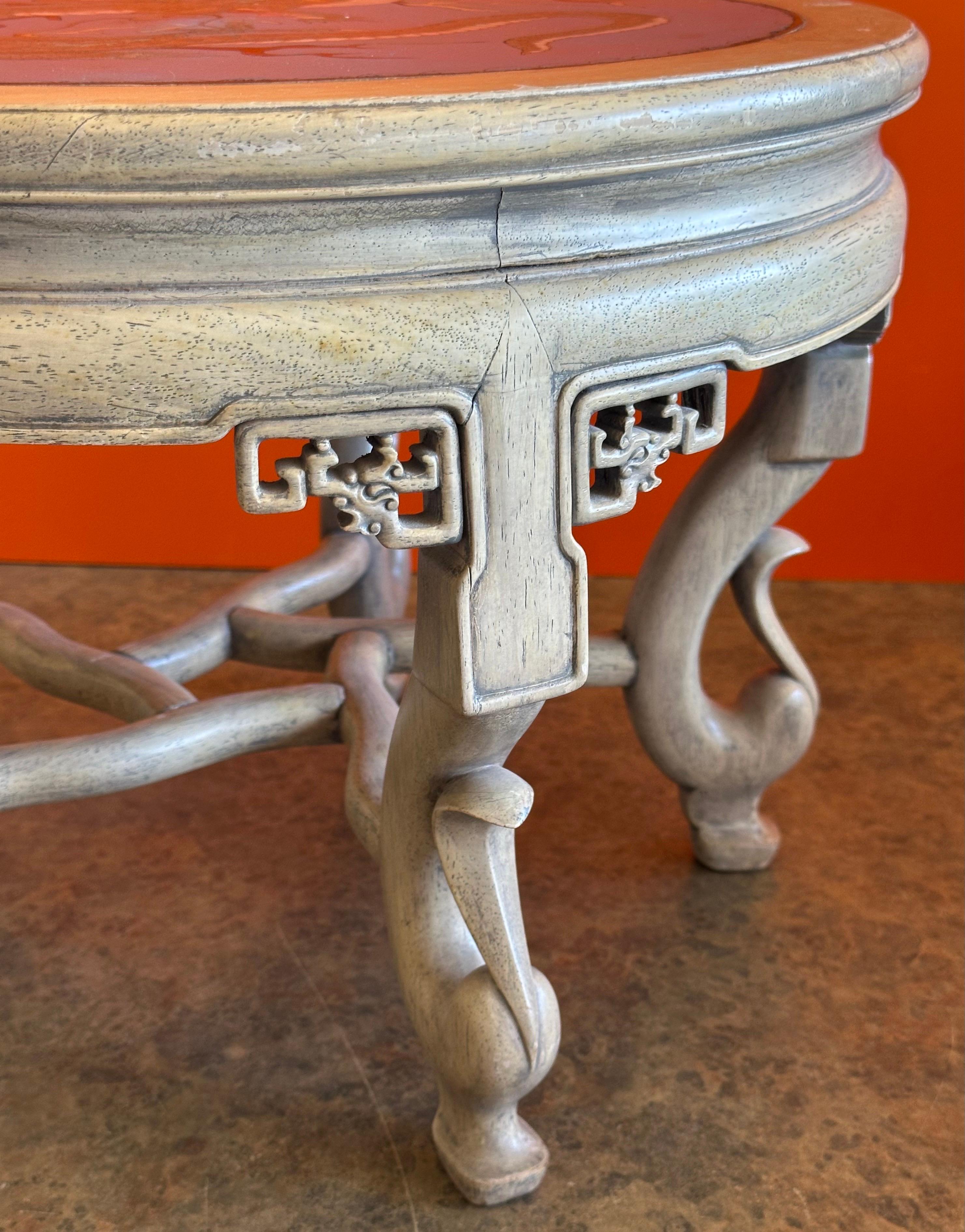 Ancienne table basse japonaise en bois dur sculpté avec plateau en forme de dragon cloisonné en vente 1