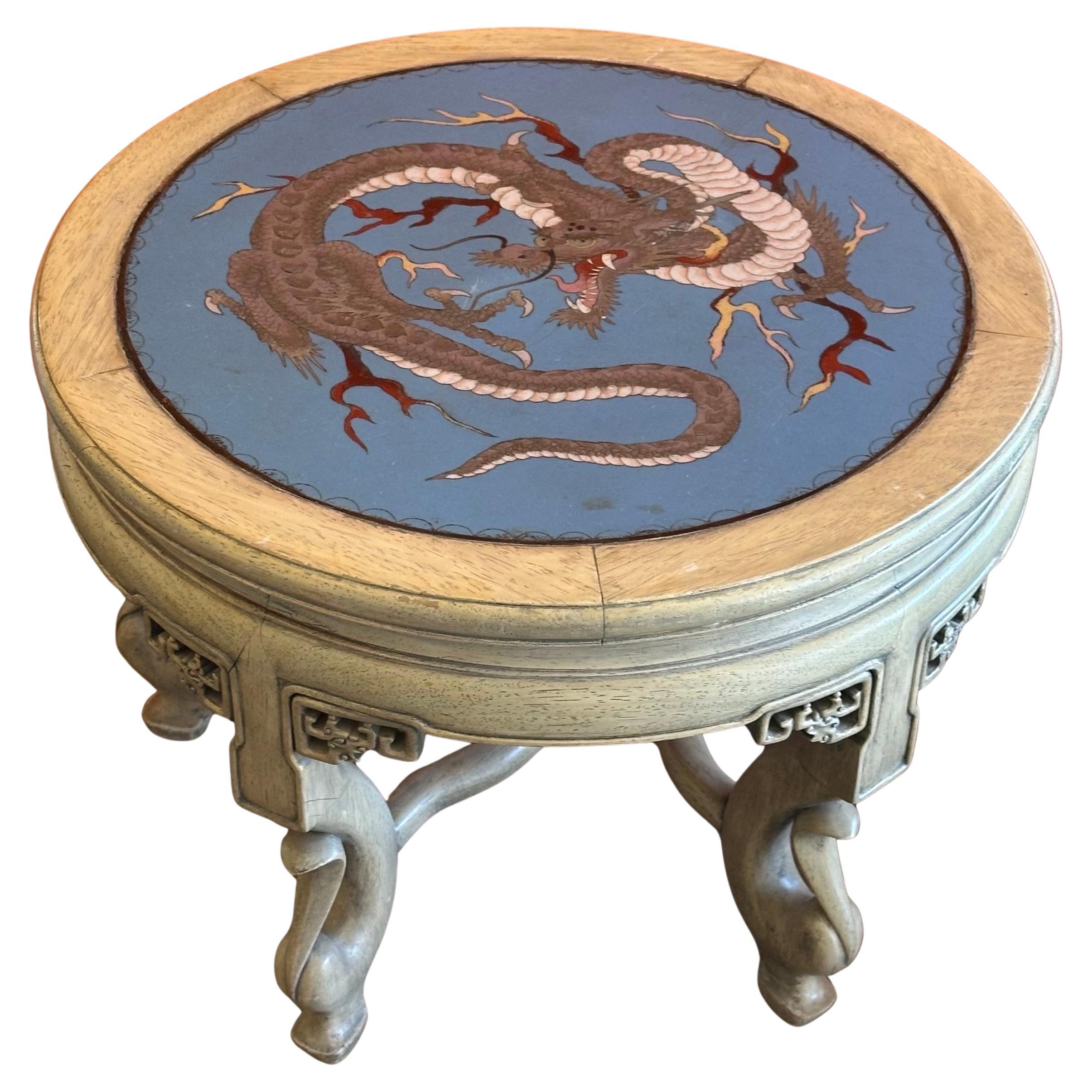 Ancienne table basse japonaise en bois dur sculpté avec plateau en forme de dragon cloisonné en vente