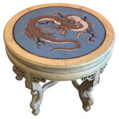 Antigua mesa baja japonesa de madera tallada con tapa de dragón de cloisonné