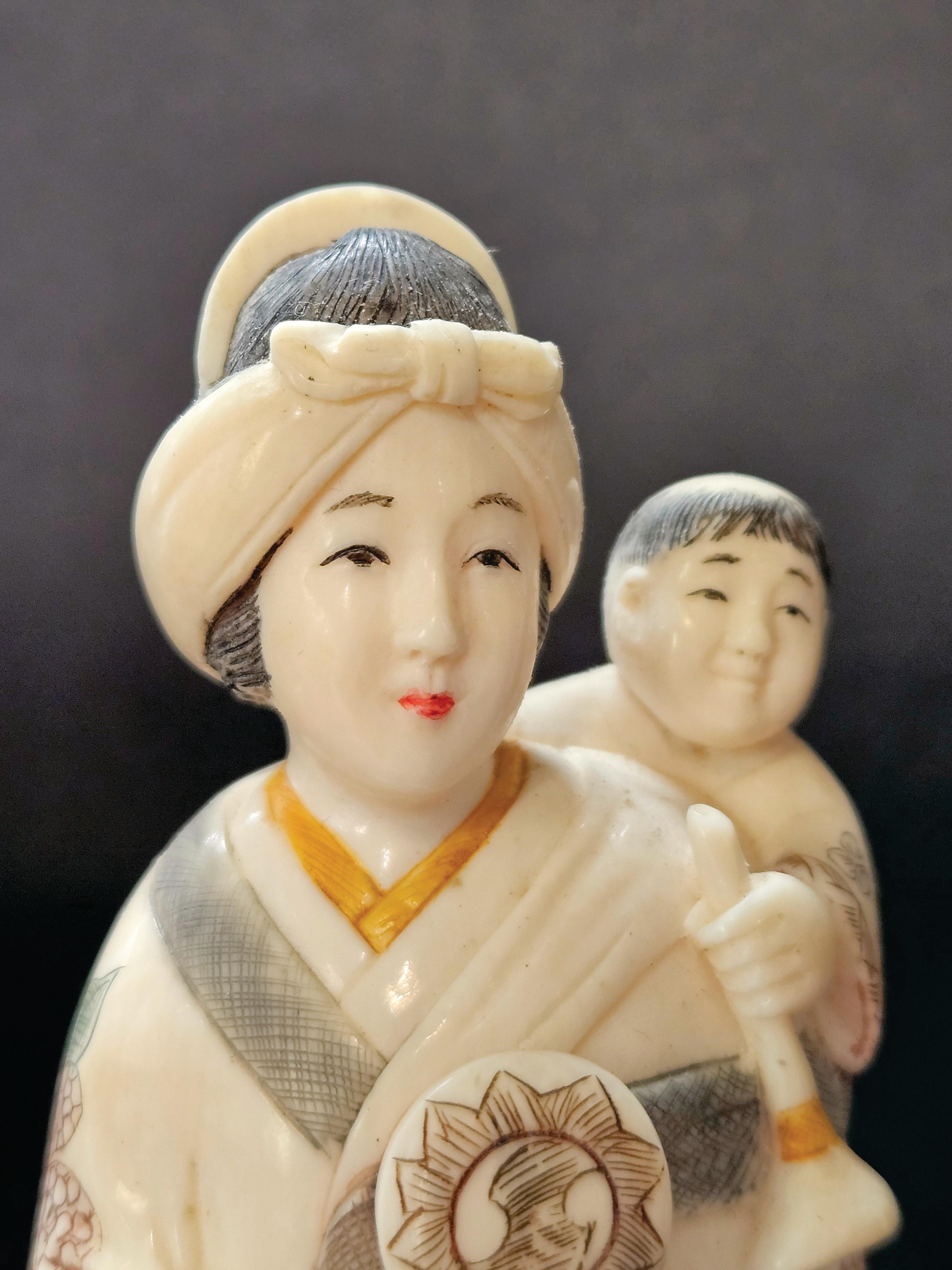 Antike japanische geschnitzte polychrome, polychrom verzierte japanische Okimono-Gruppe Mutter und Sohn, Meiji-Gruppe  im Angebot 3
