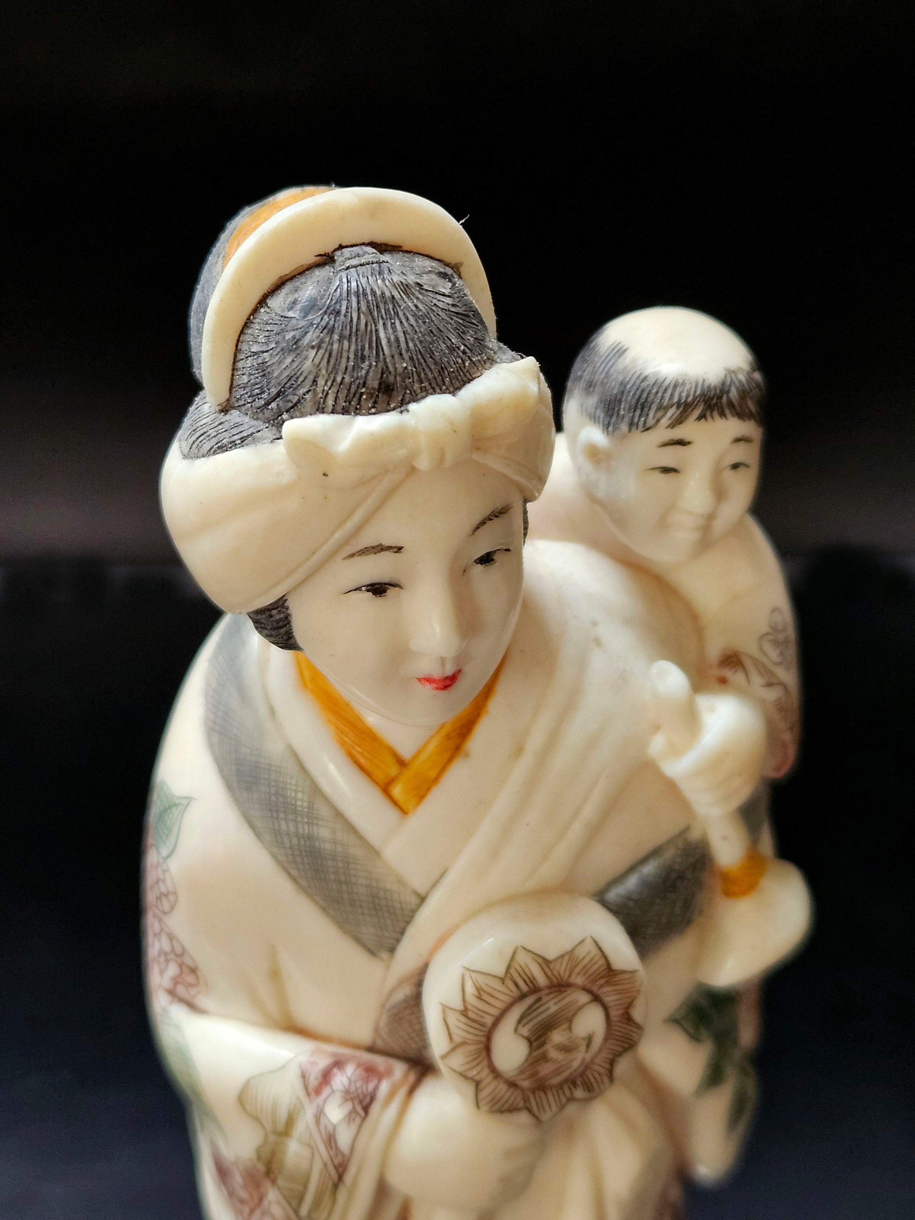 Antike japanische geschnitzte polychrome, polychrom verzierte japanische Okimono-Gruppe Mutter und Sohn, Meiji-Gruppe  im Angebot 5