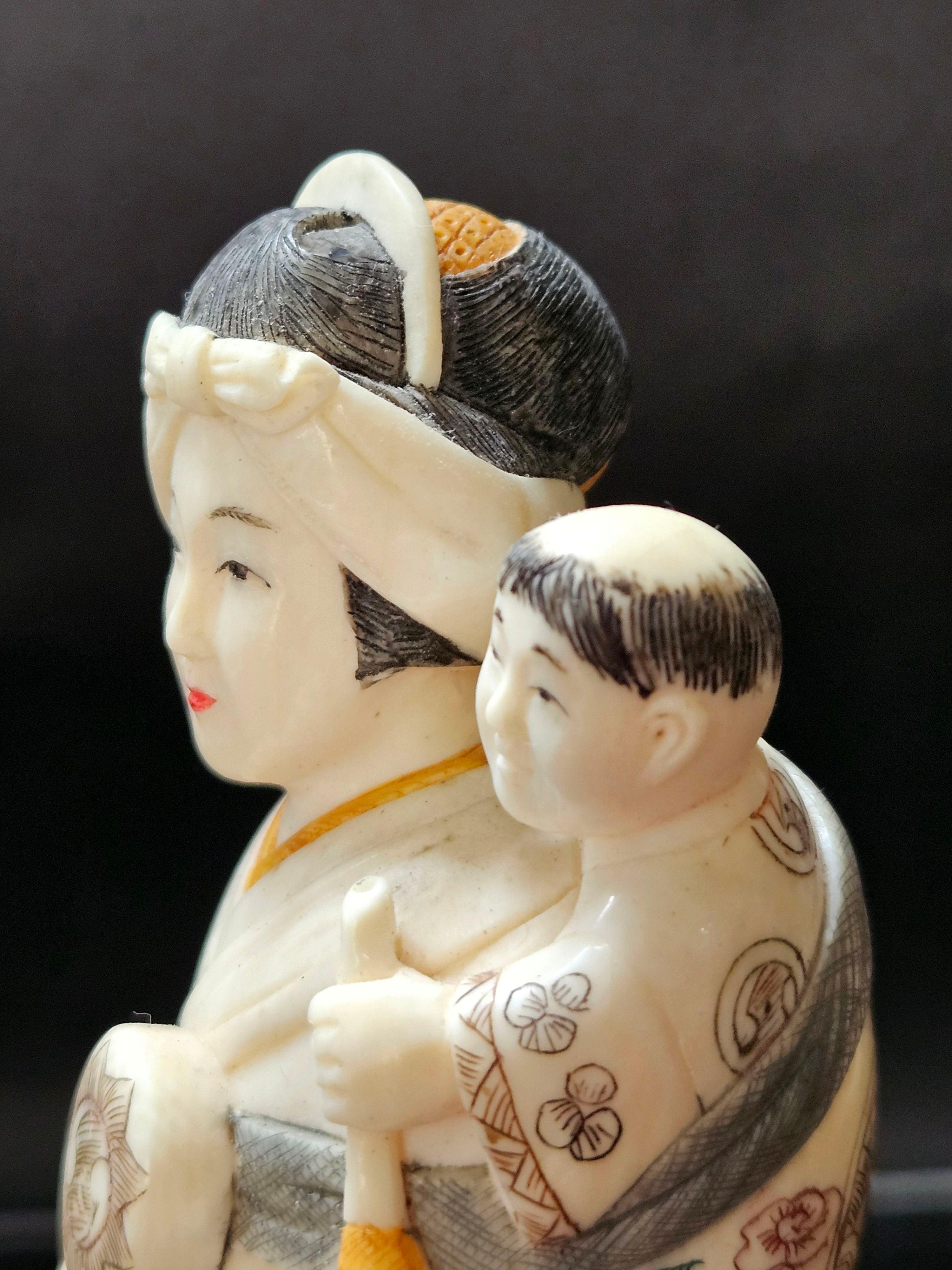 Antike japanische geschnitzte polychrome, polychrom verzierte japanische Okimono-Gruppe Mutter und Sohn, Meiji-Gruppe  im Angebot 9