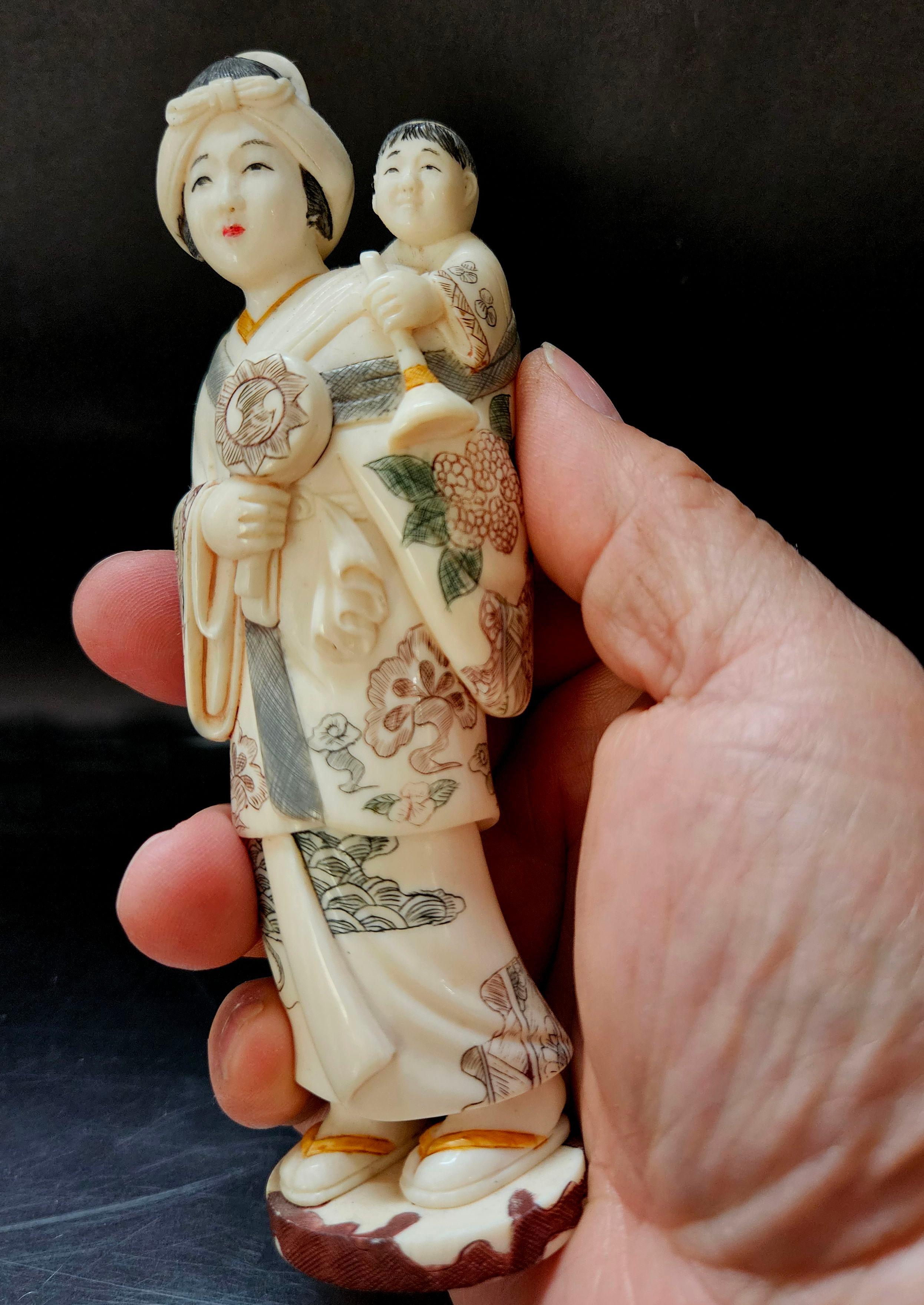 Antike japanische geschnitzte polychrome, polychrom verzierte japanische Okimono-Gruppe Mutter und Sohn, Meiji-Gruppe  im Angebot 12