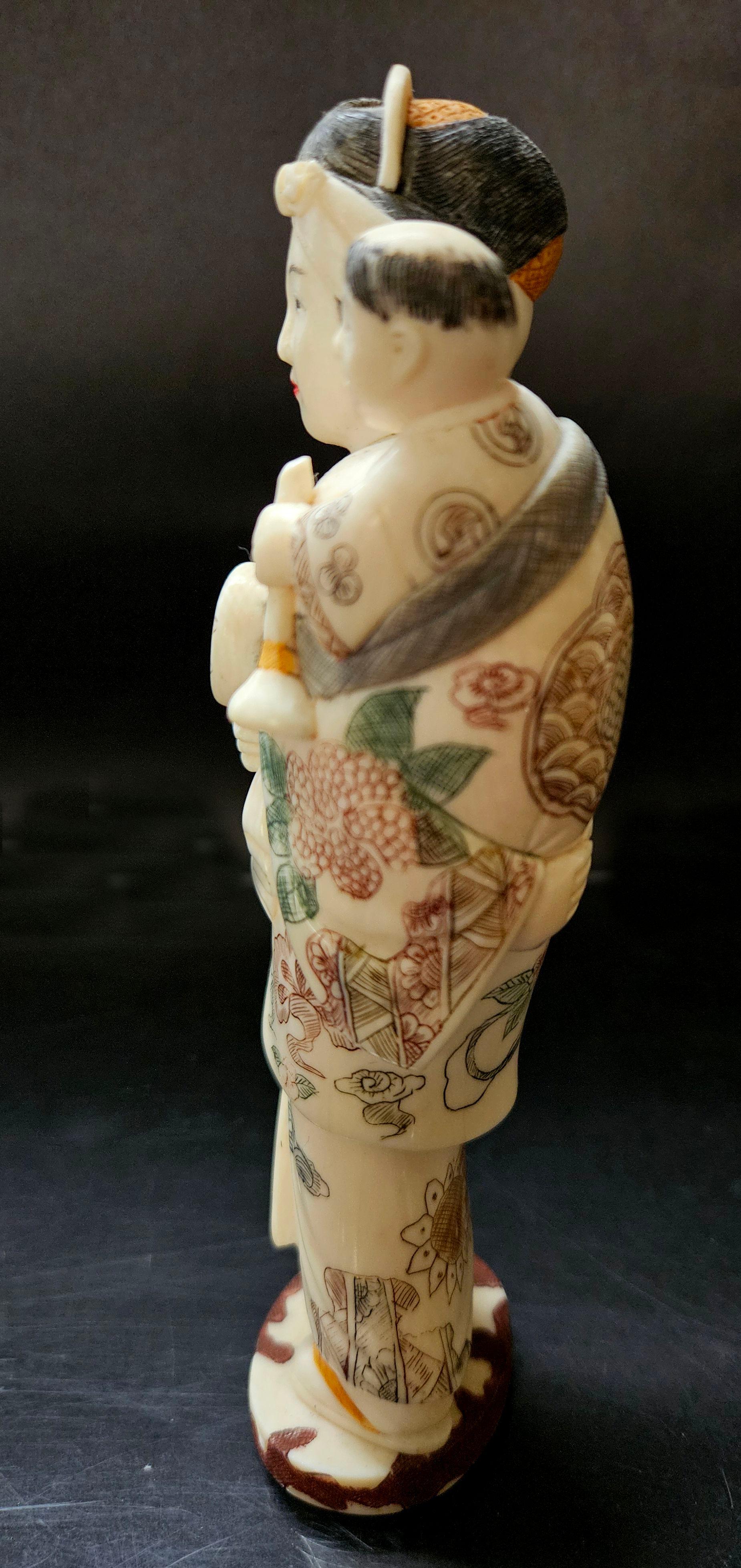 Antike japanische geschnitzte polychrome, polychrom verzierte japanische Okimono-Gruppe Mutter und Sohn, Meiji-Gruppe  (Handgefertigt) im Angebot