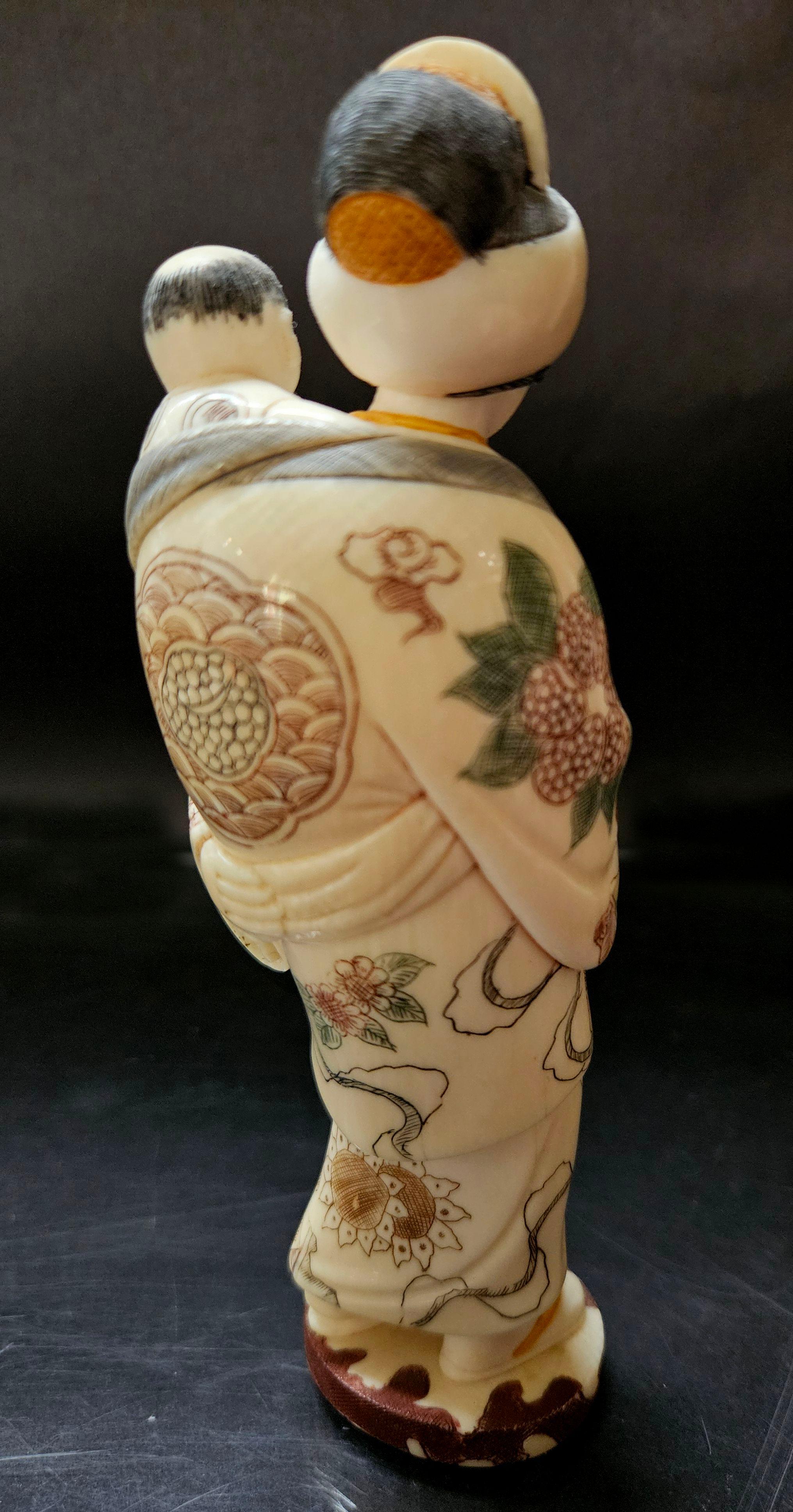Antike japanische geschnitzte polychrome, polychrom verzierte japanische Okimono-Gruppe Mutter und Sohn, Meiji-Gruppe  (19. Jahrhundert) im Angebot