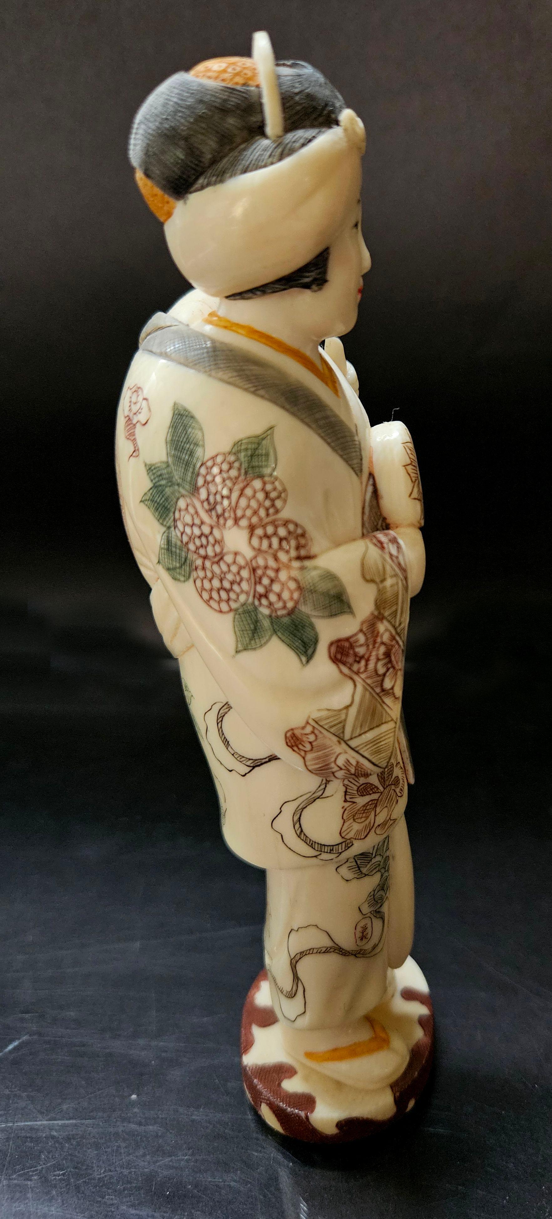 Antike japanische geschnitzte polychrome, polychrom verzierte japanische Okimono-Gruppe Mutter und Sohn, Meiji-Gruppe  (Elfenbein) im Angebot