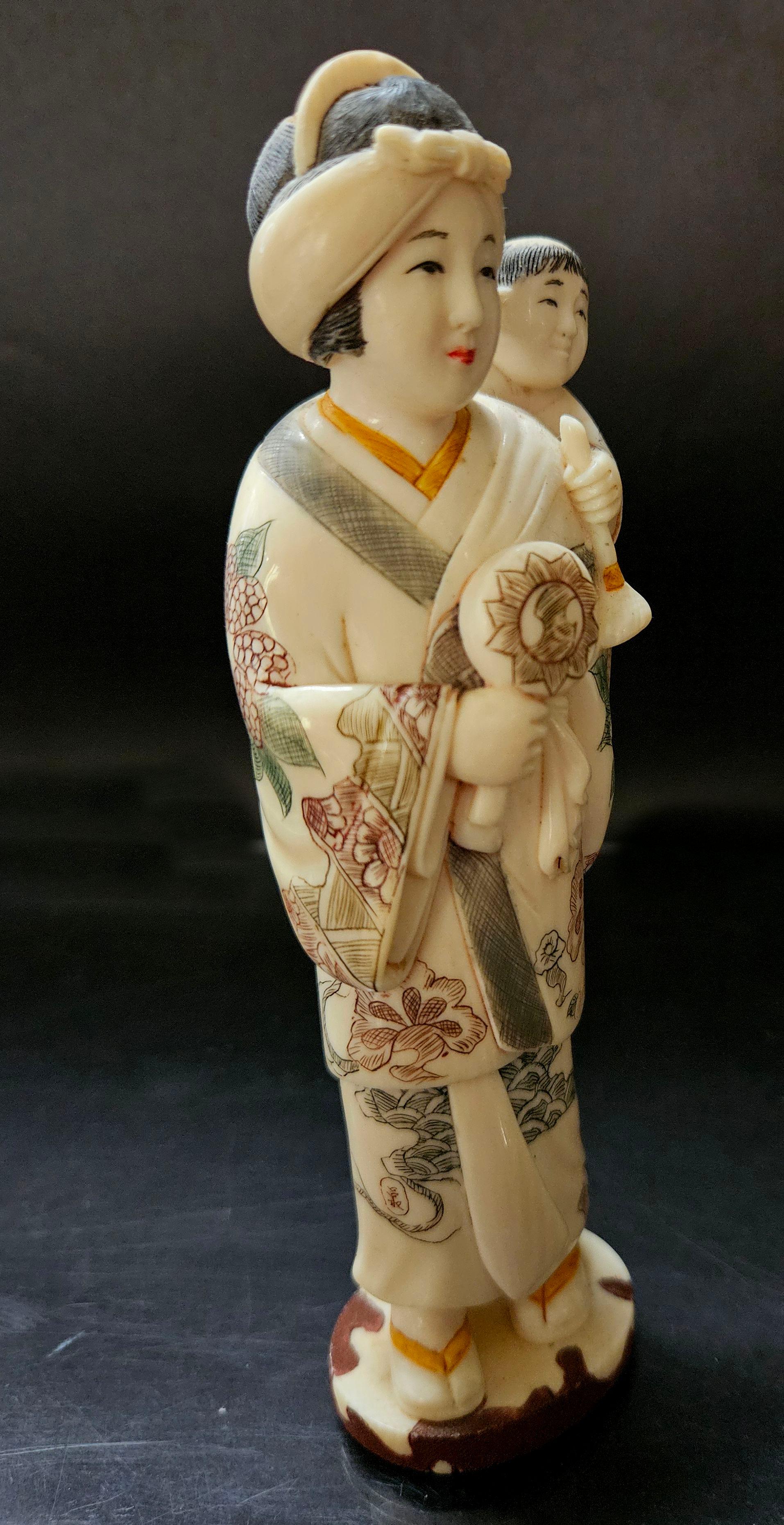 Antike japanische geschnitzte polychrome, polychrom verzierte japanische Okimono-Gruppe Mutter und Sohn, Meiji-Gruppe  im Angebot 1