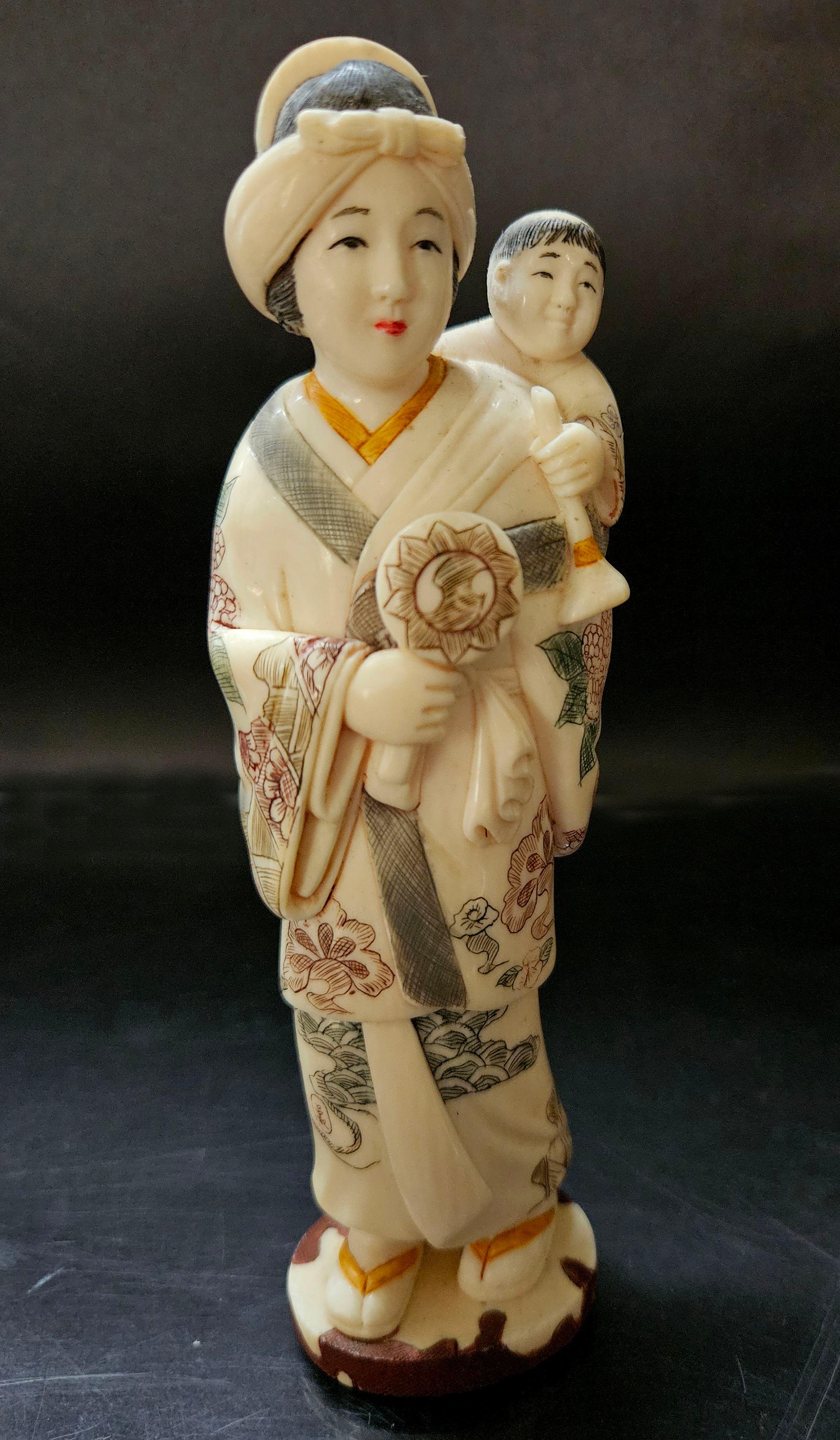 Antike japanische geschnitzte polychrome, polychrom verzierte japanische Okimono-Gruppe Mutter und Sohn, Meiji-Gruppe  im Angebot 2
