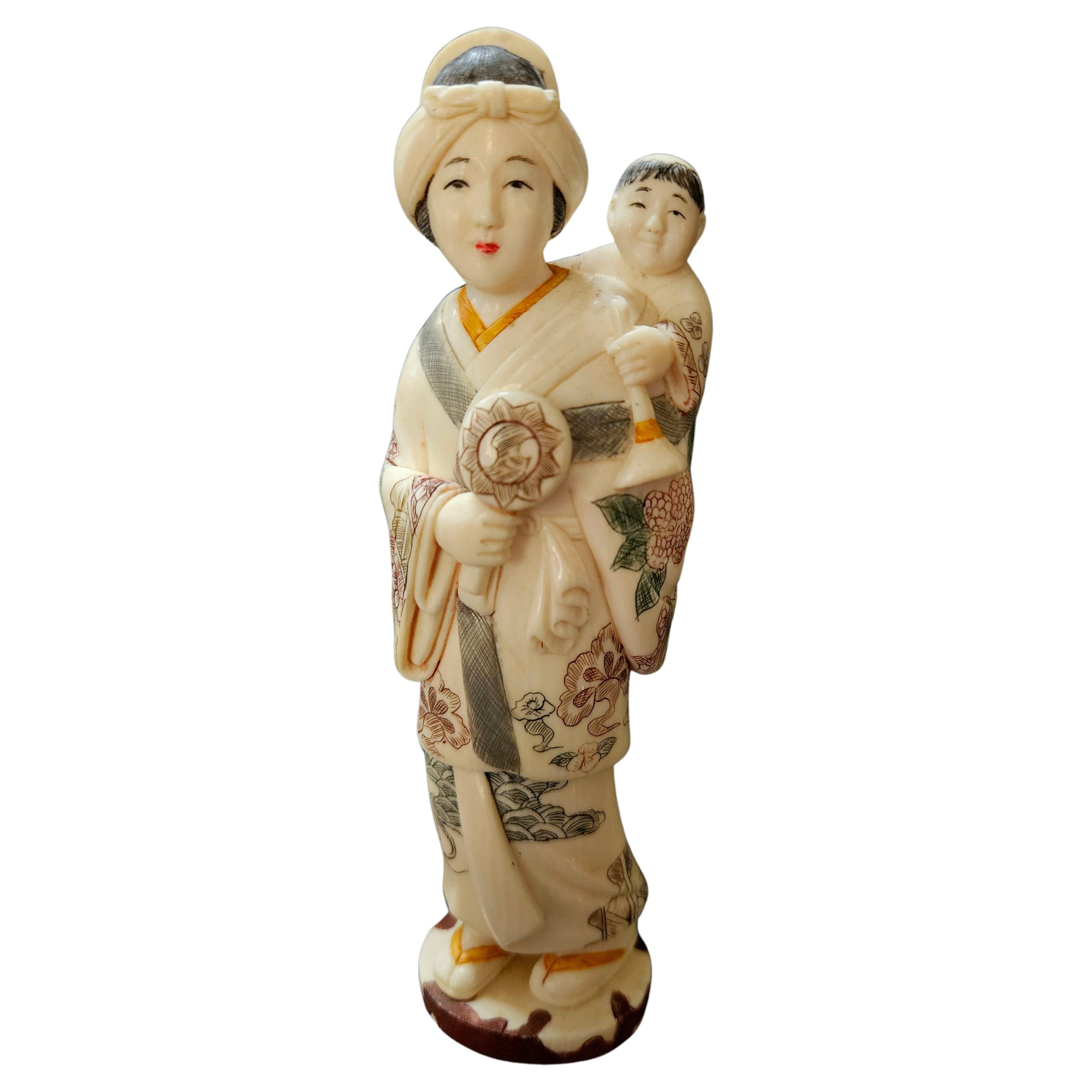Antike japanische geschnitzte polychrome, polychrom verzierte japanische Okimono-Gruppe Mutter und Sohn, Meiji-Gruppe  im Angebot