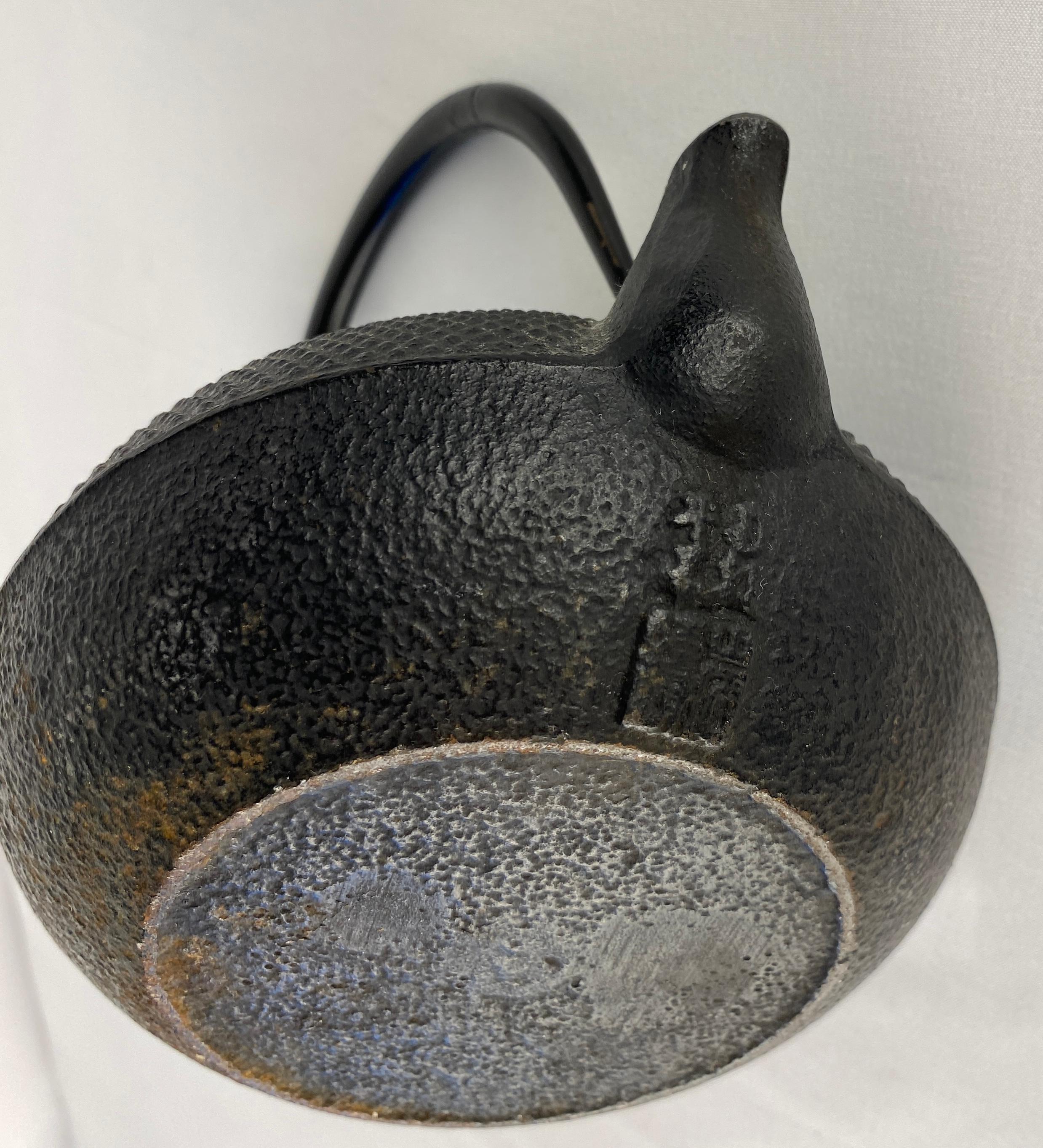 Vintage Tetsubin Japanese iron kettle in perfect antique condition. It would make a great display piece or could be put to immediate use. Strong and sturdy this piece has no fractures or leaks but has a very visually appealing amount of natural