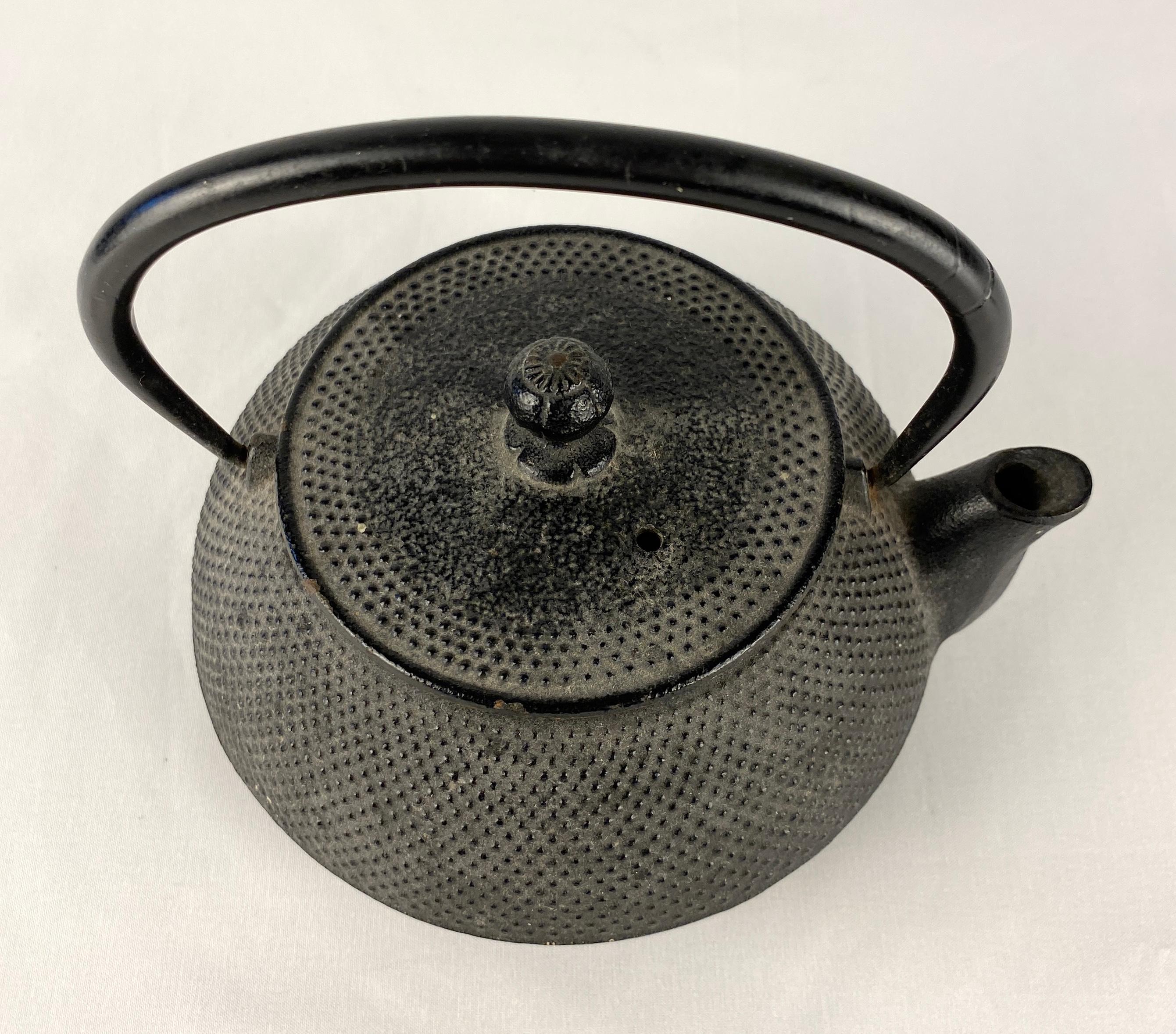 Antique Japanese Cast Iron Tea Pot or Tetsubin In Good Condition For Sale In Miami, FL