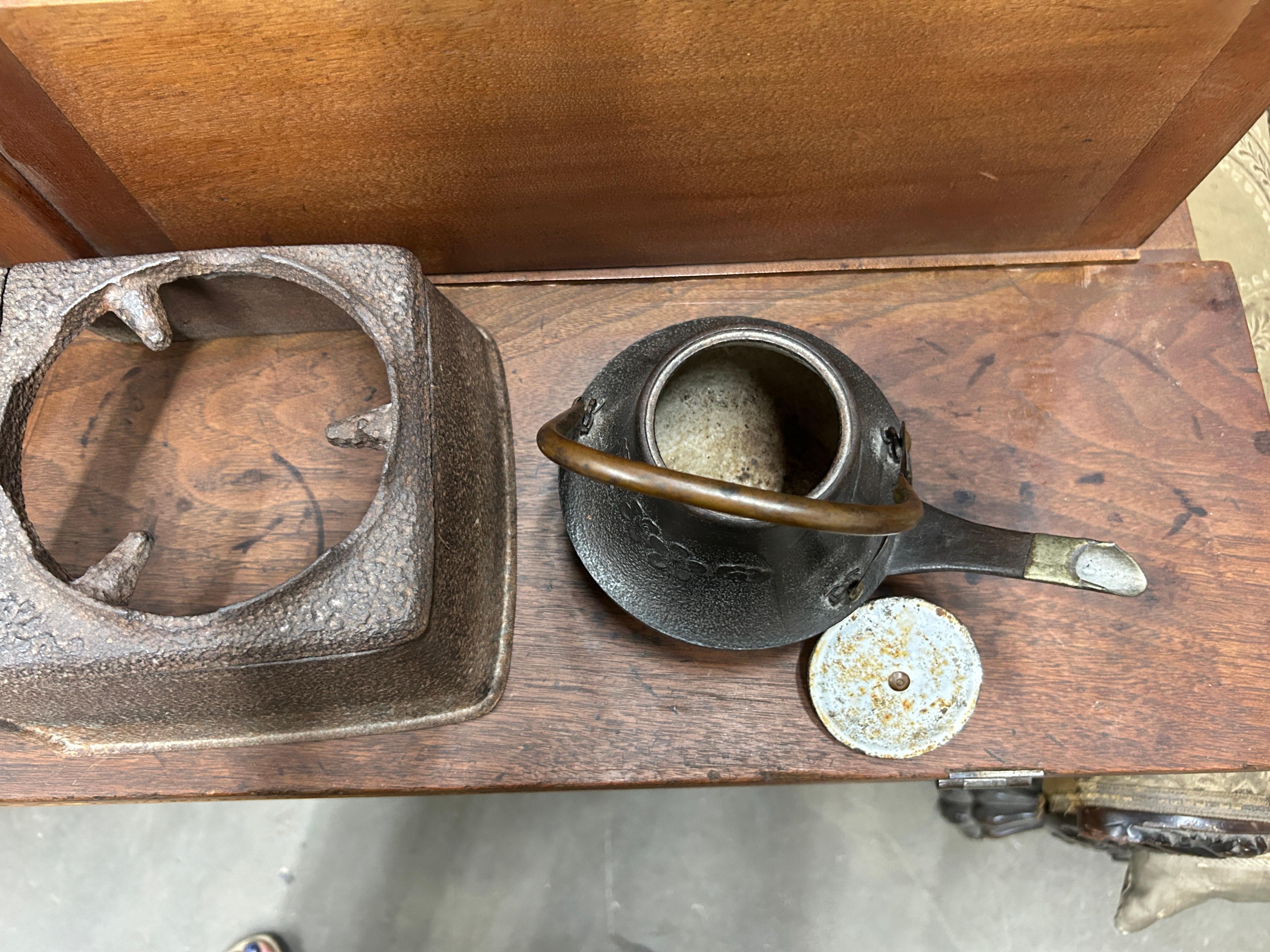 Antico vaso da tè giapponese in ghisa Tetsubin su supporto Hibachi in ghisa in vendita 2