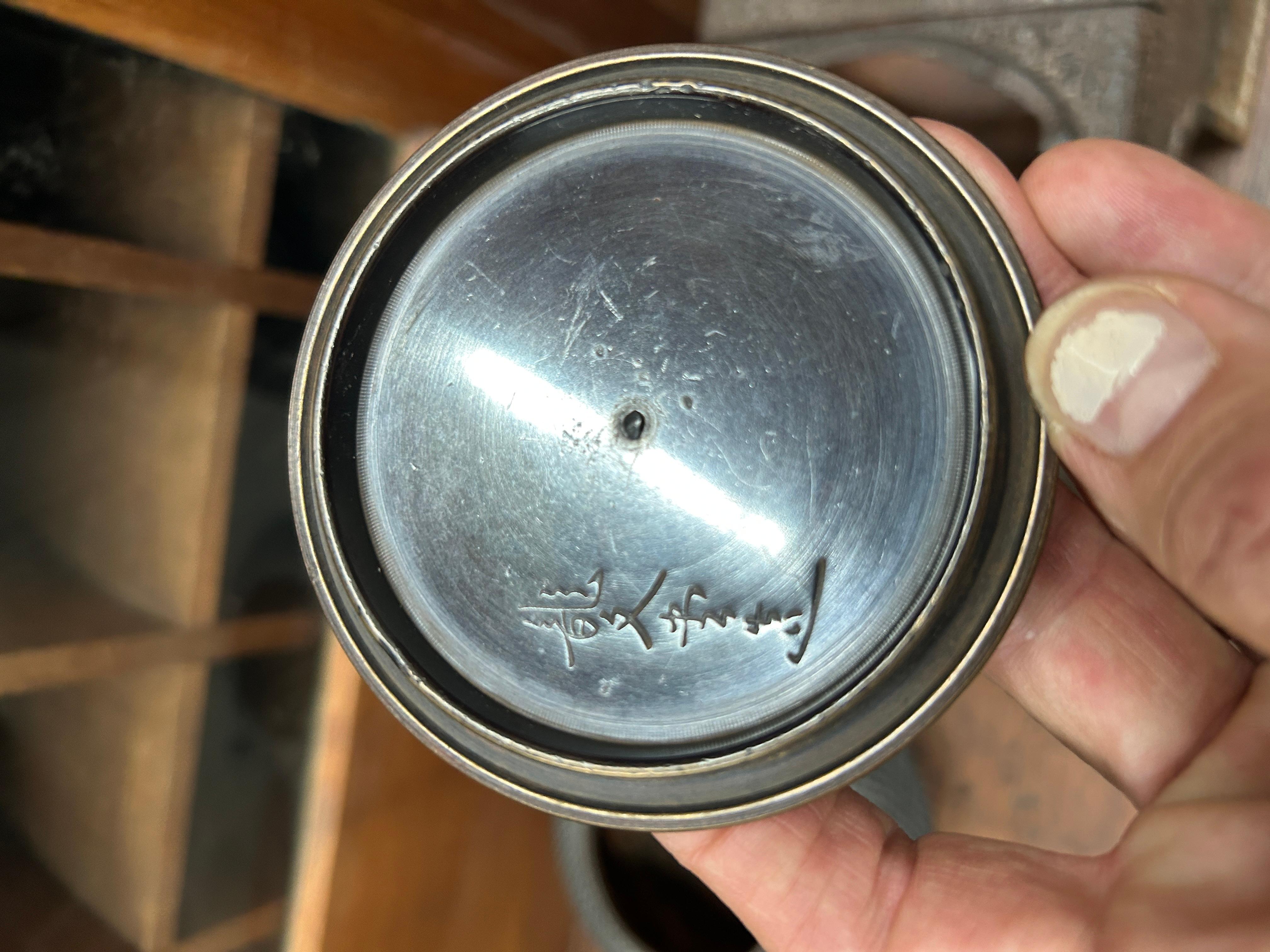 Antico vaso da tè giapponese in ghisa Tetsubin su supporto Hibachi in ghisa in vendita 3