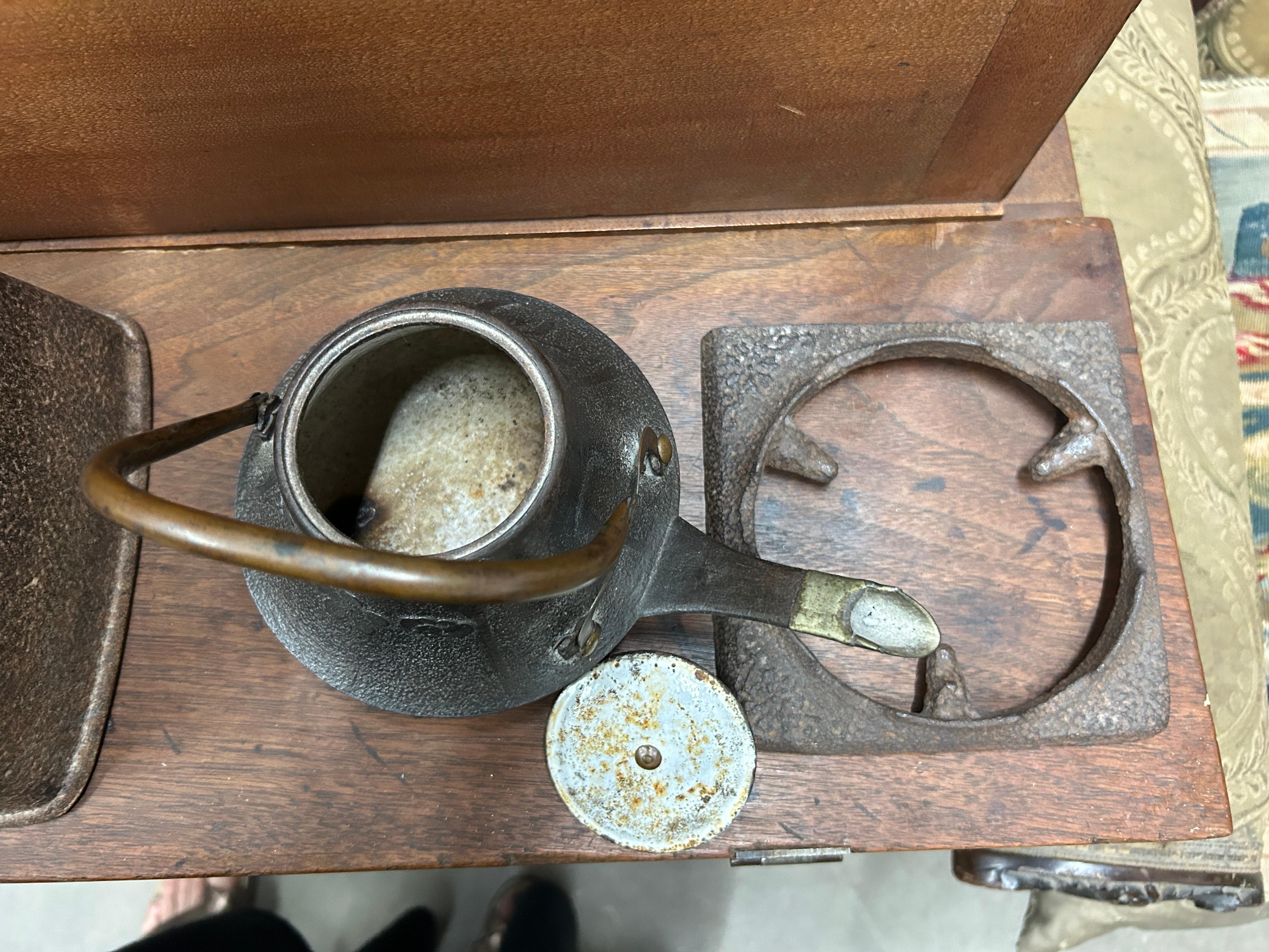 Antico vaso da tè giapponese in ghisa Tetsubin su supporto Hibachi in ghisa in vendita 4