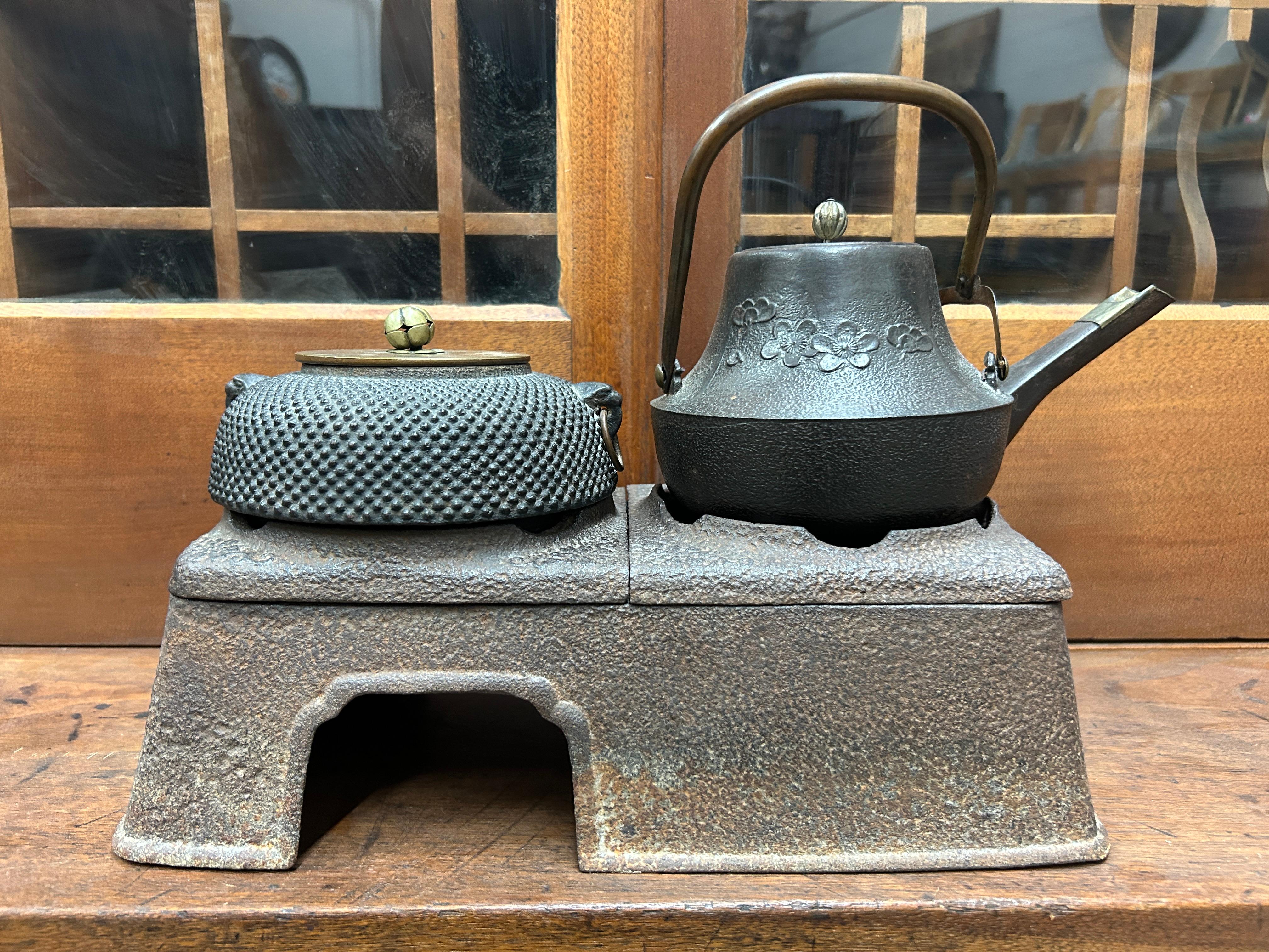 Antico vaso da tè giapponese in ghisa Tetsubin su supporto Hibachi in ghisa in vendita 9