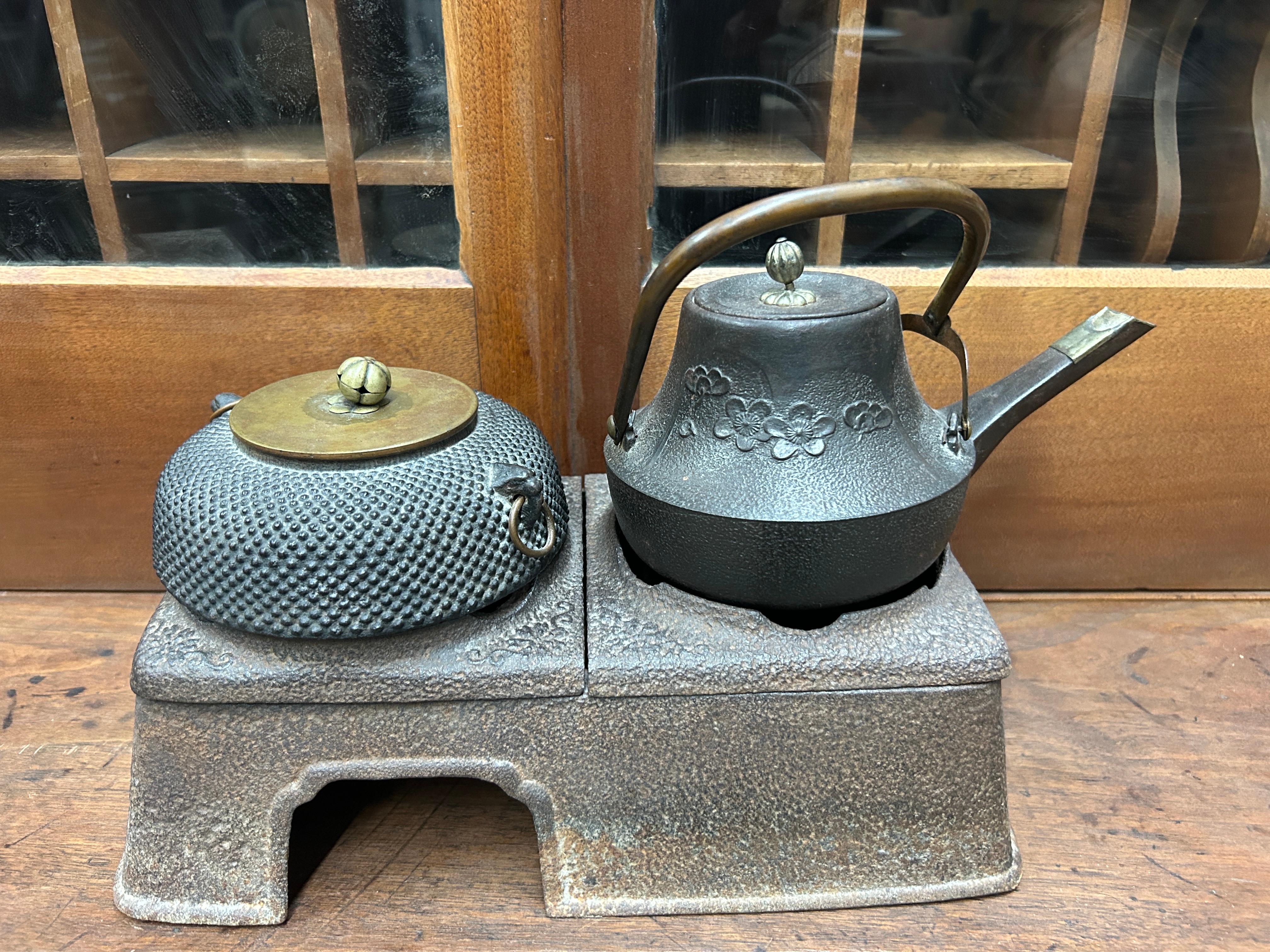 Giapponese Antico vaso da tè giapponese in ghisa Tetsubin su supporto Hibachi in ghisa in vendita